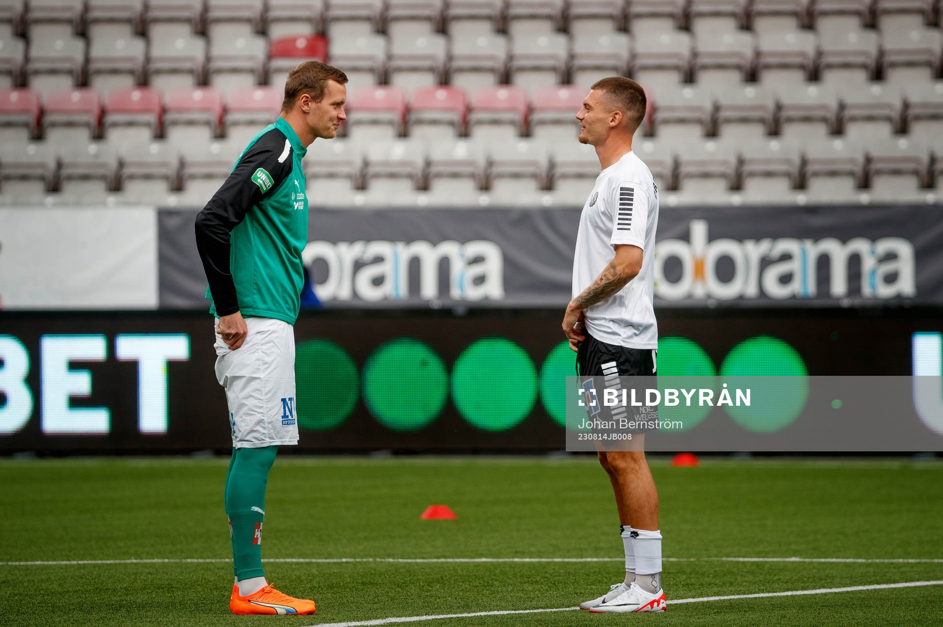 Jönköpings Södras Alexander Berntsson och Örebros Samuel Kroon inför fotbollsmatchen i Superettan mellan Örebro och Jönköpings Södra den 14 augusti 2023 i Örebro. 