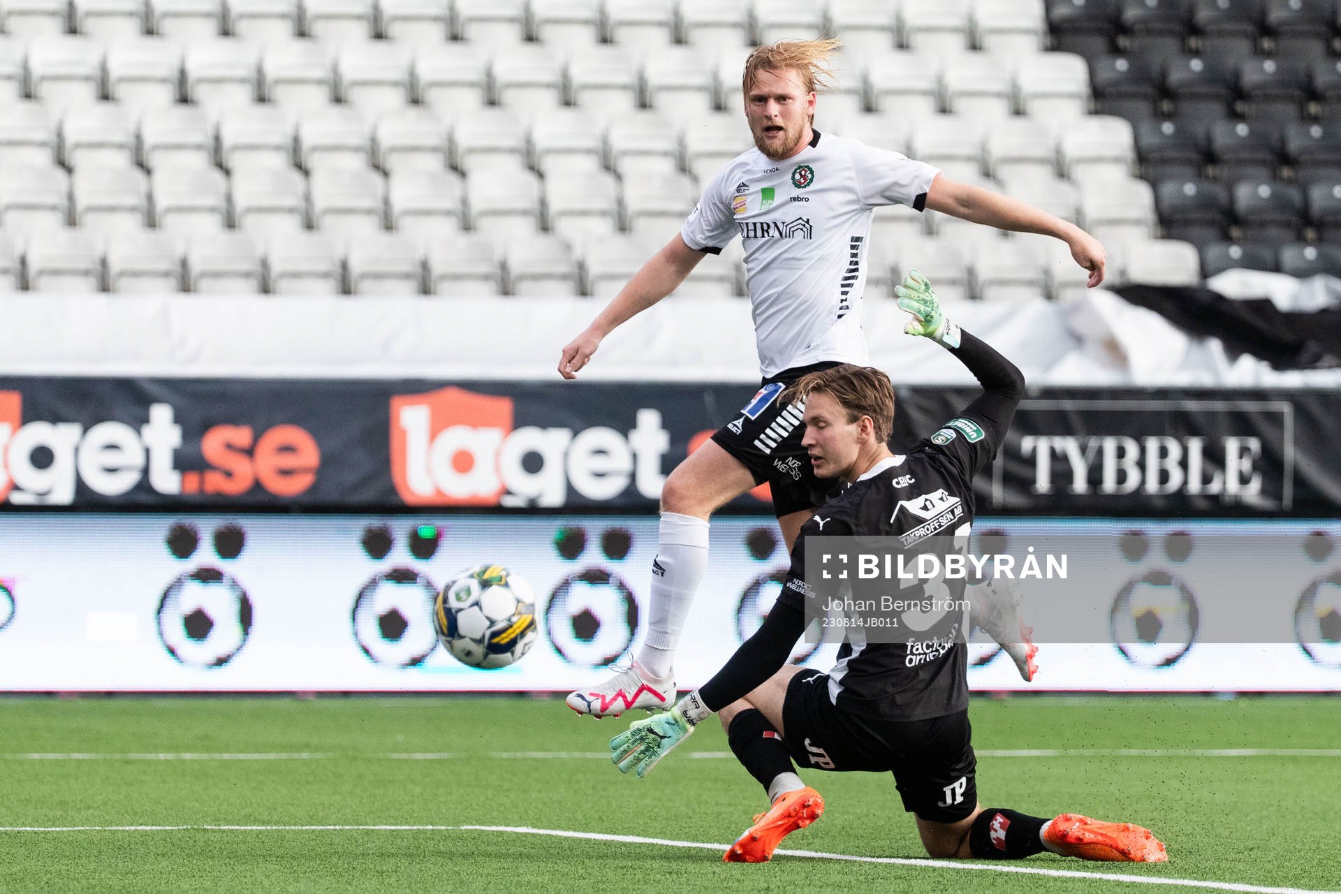 Örebros Kalle Holmberg gör 1-0 bakom Jönköpings Södras