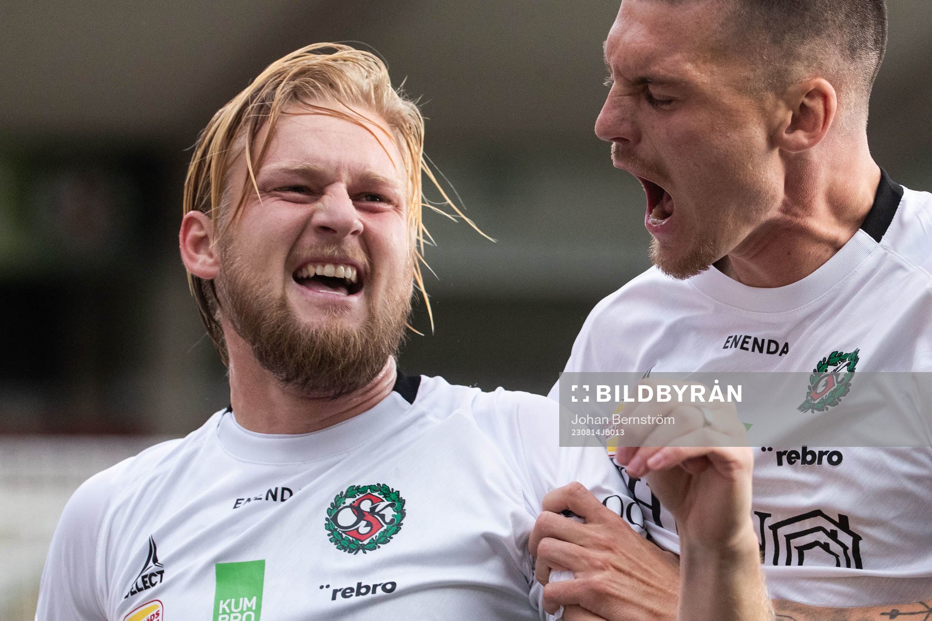 Örebros Kalle Holmberg jublar med Samuel Kroon