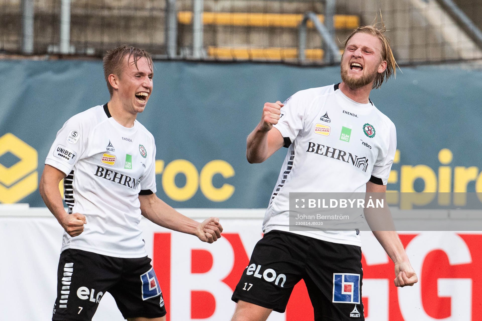 Örebros Kalle Holmberg jublar med David Seger