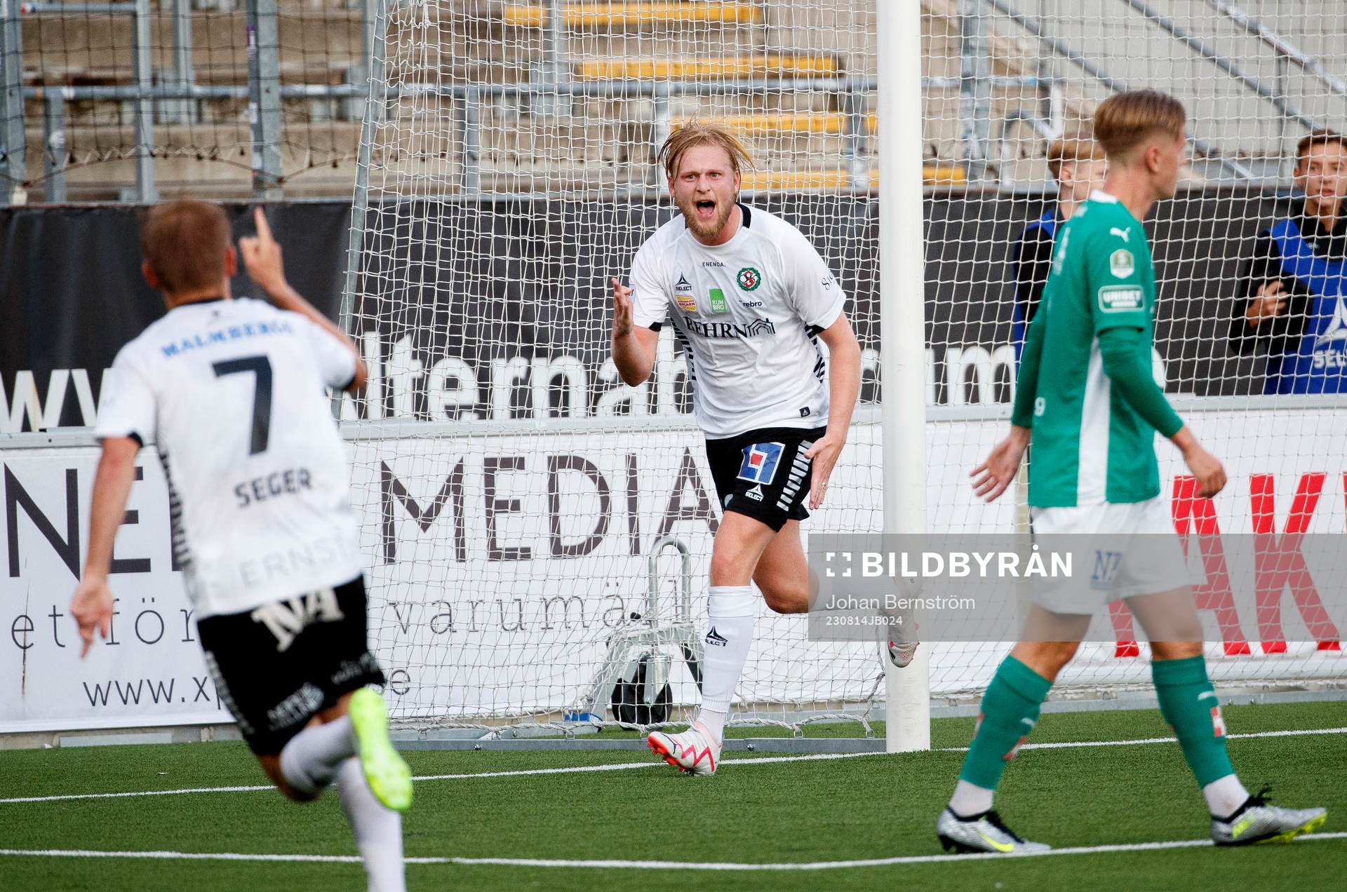Örebros Kalle Holmberg jublar vid 2-0