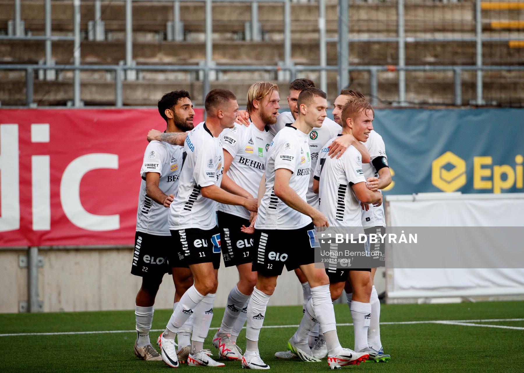 Örebros Kalle Holmberg jublar vid 2-0 med David Seger