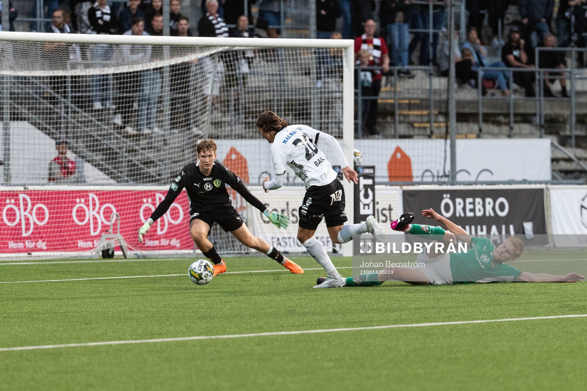 Örebros Adam Bark mot Jönköpings Södras målvakt David