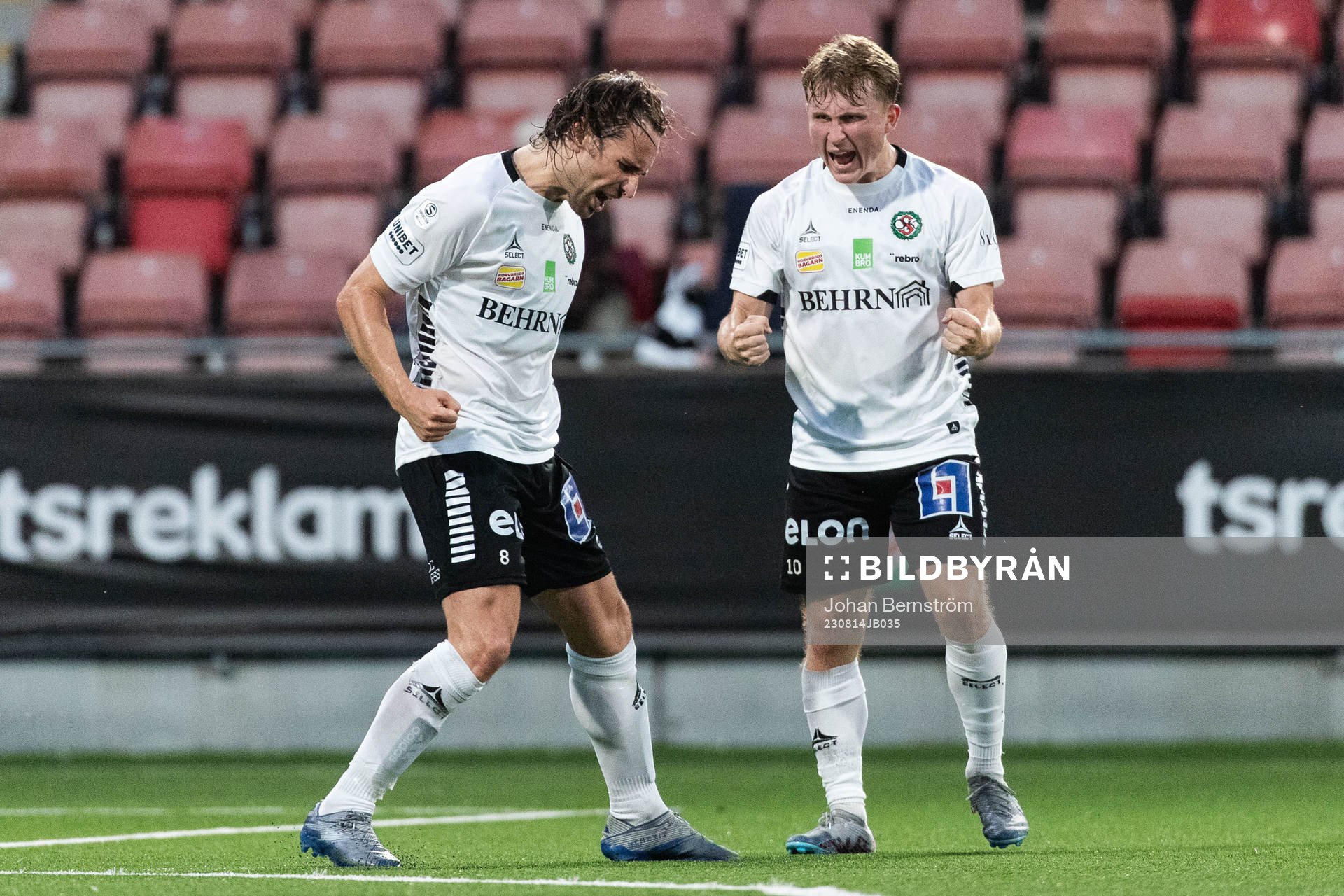 Örebros Kevin Walker jublar med Victor Backman