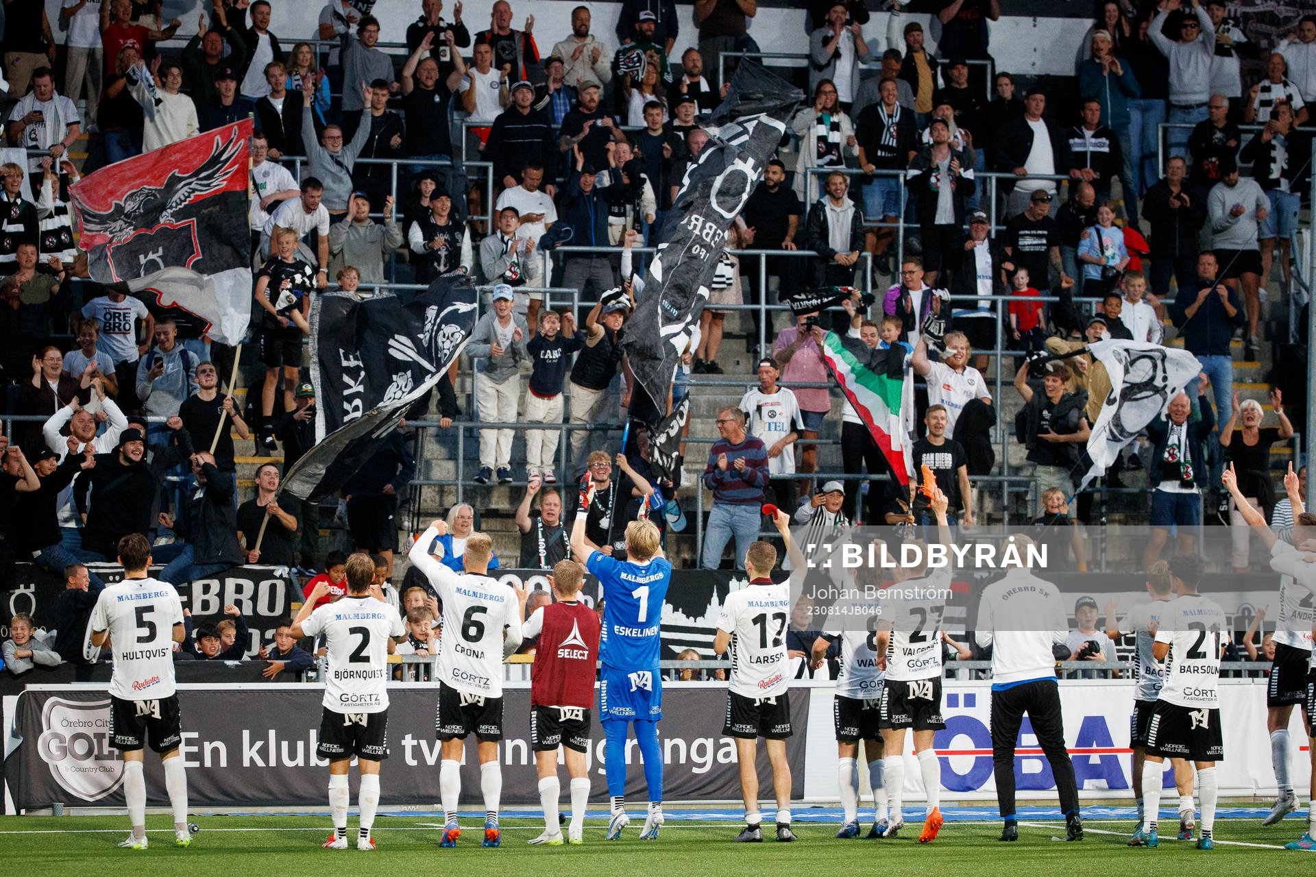 Örebrospelarna jublar med fansen