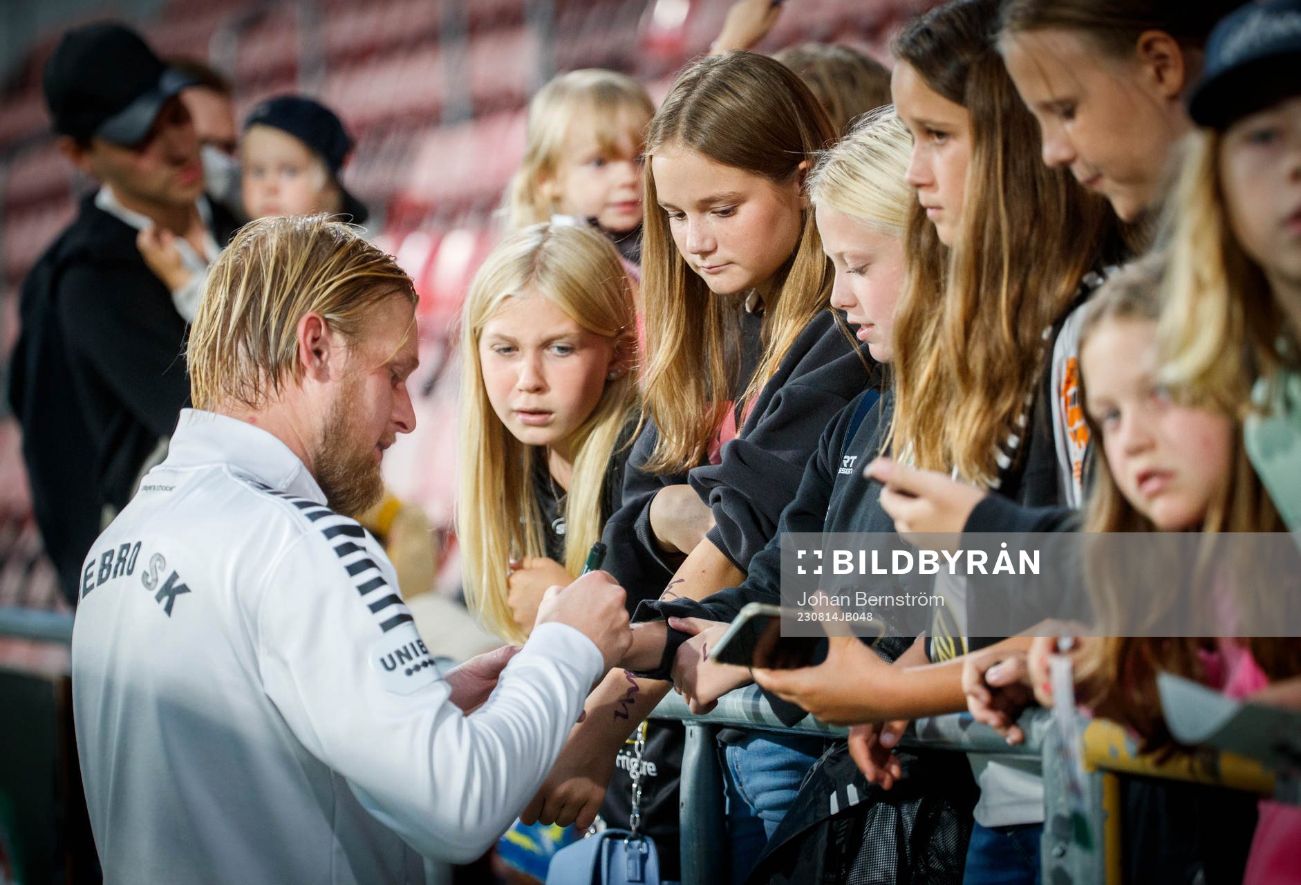 Örebros Kalle Holmberg skriver autografer