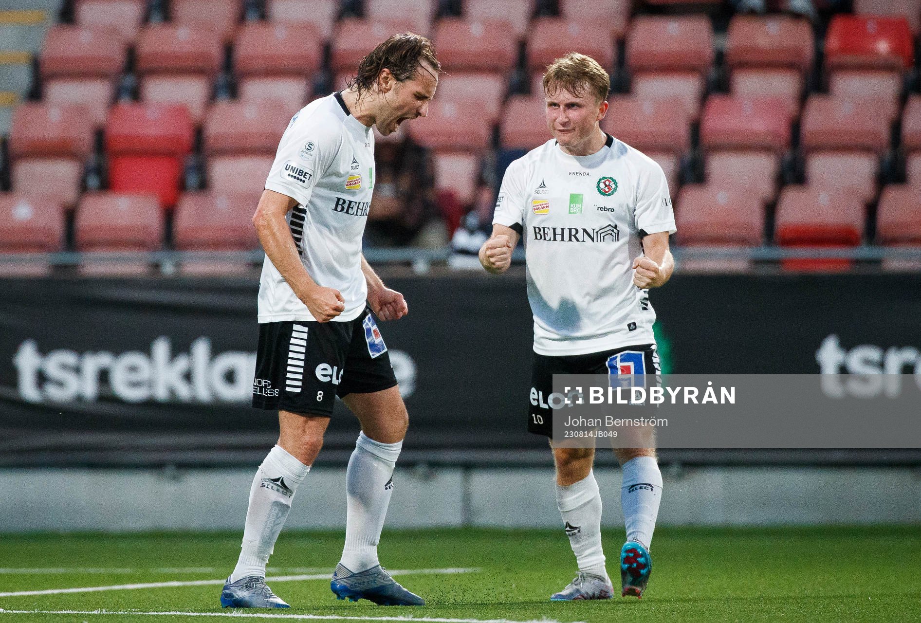 Örebros Kevin Walker gör 3-0 och jublar med Victor Backman