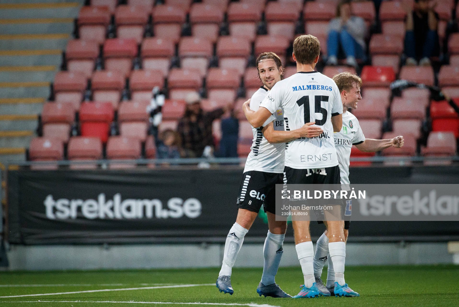 Örebros Kevin Walker gör 3-0 och jublar med Niclas
