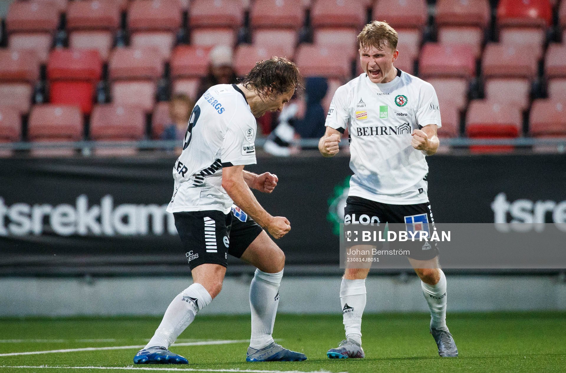 Örebros Kevin Walker gör 3-0 och jublar med Victor Backman