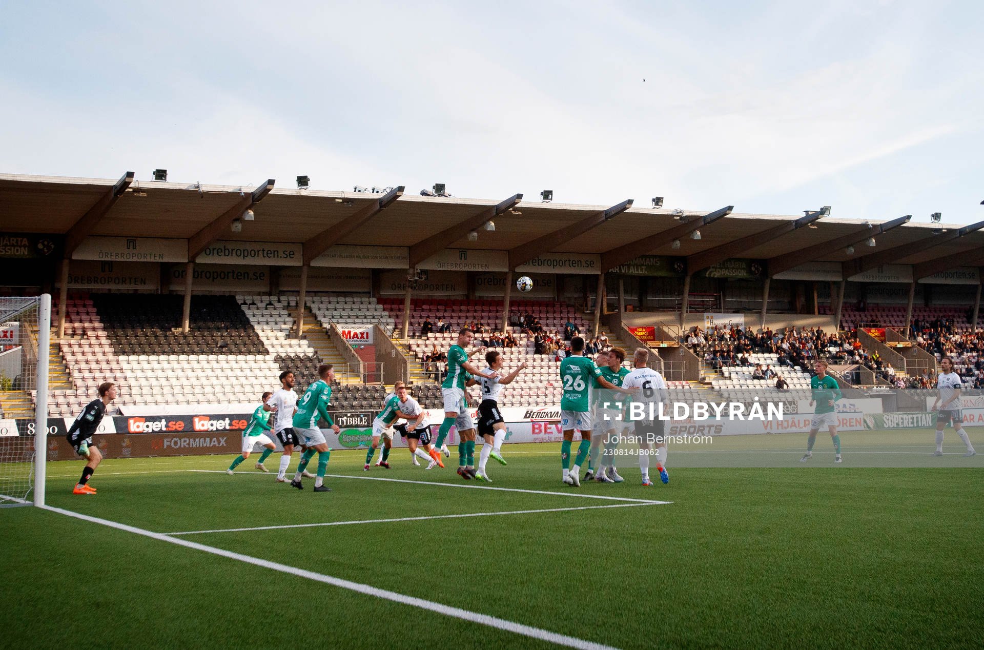Hörna framför Jönköpings Södras målvakt David Celic