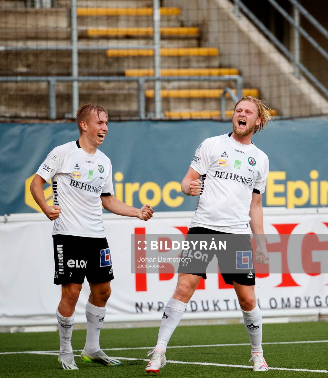 Örebros Kalle Holmberg jublar vid 2-0 med David Seger
