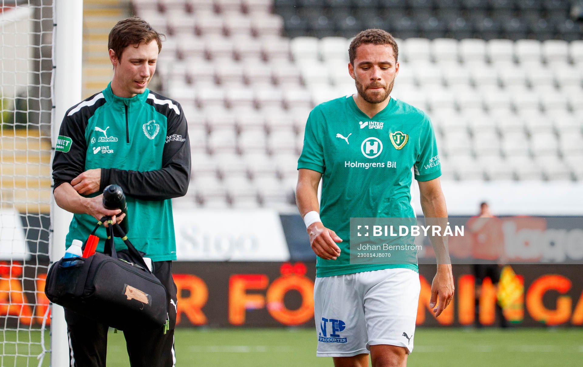 Jönköpings Södras Malkolm Moenza lämnar matchen skadad