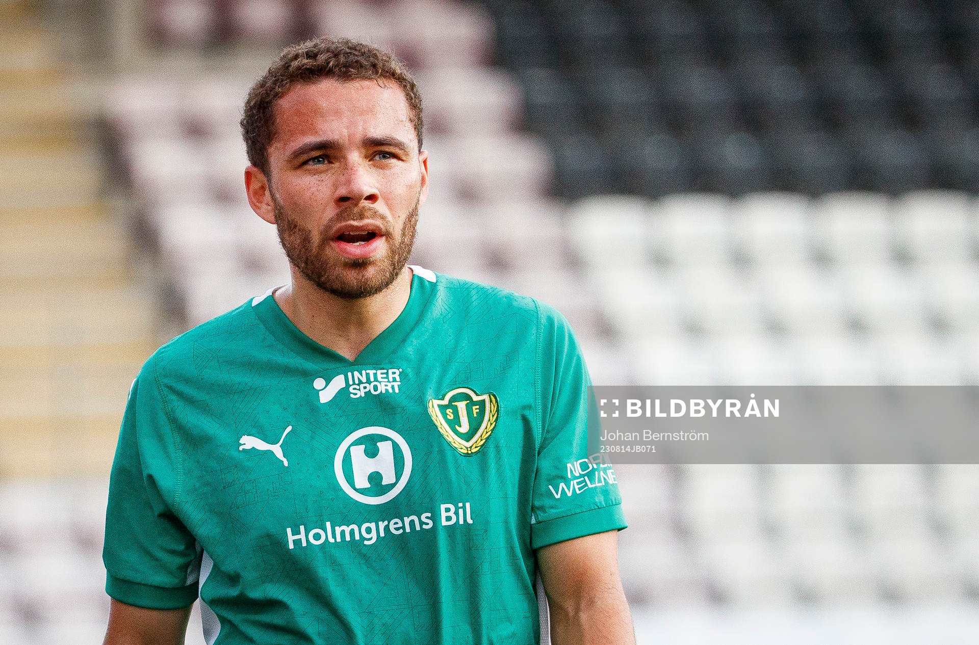 Jönköpings Södras Malkolm Moenza lämnar matchen skadad