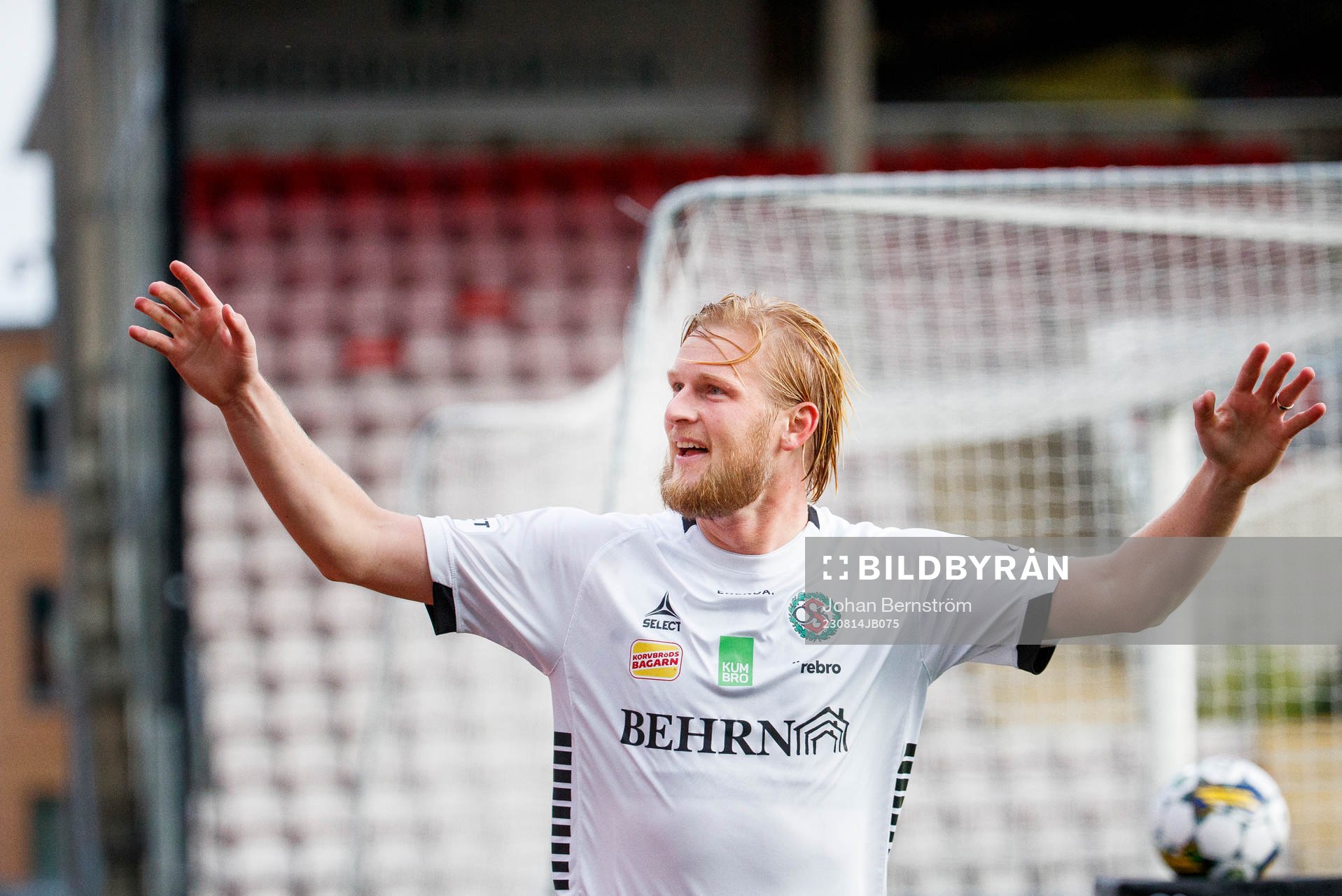 Örebros Kalle Holmberg jublar