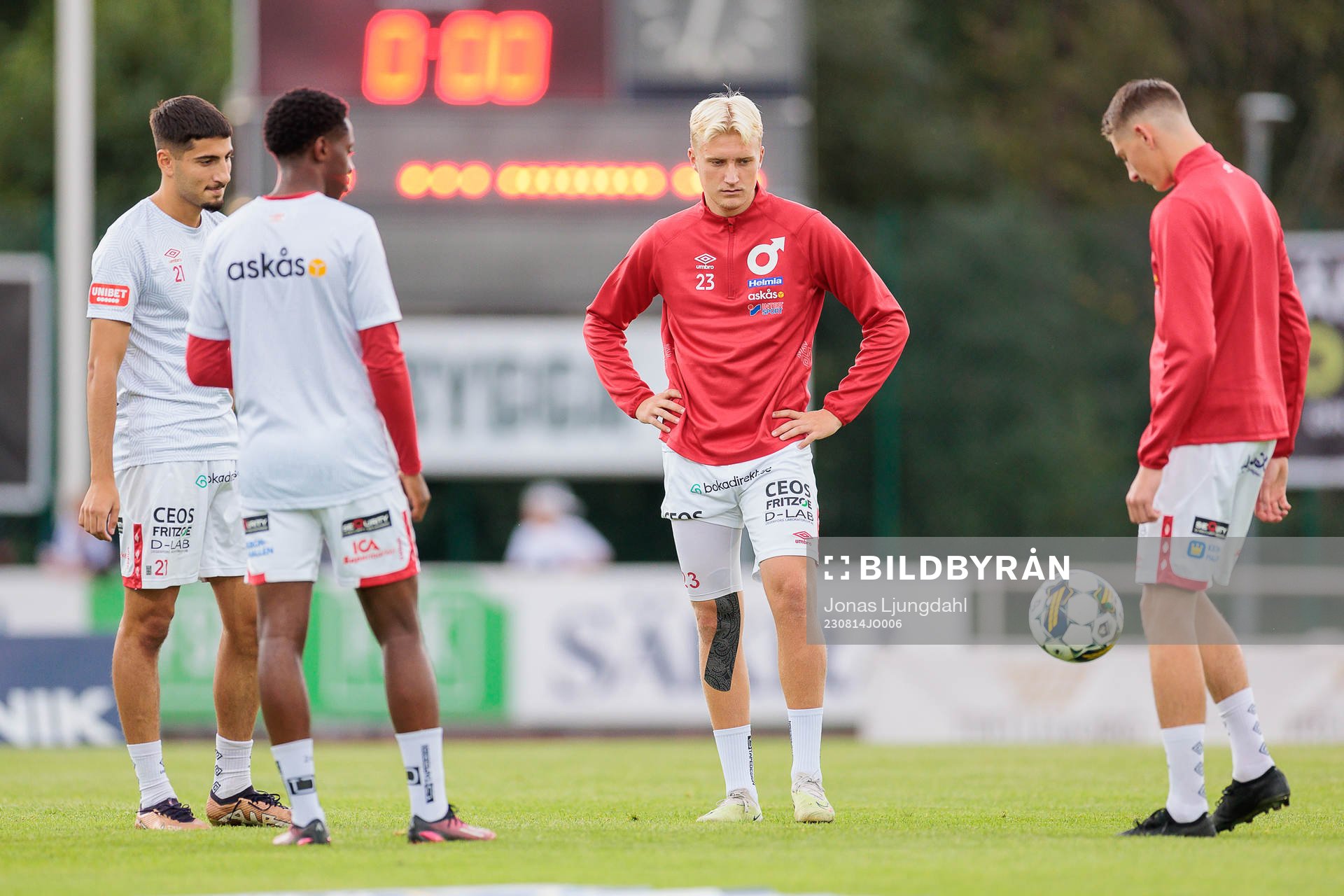 Degerfors spelare värmer upp före fotbollsmatchen i