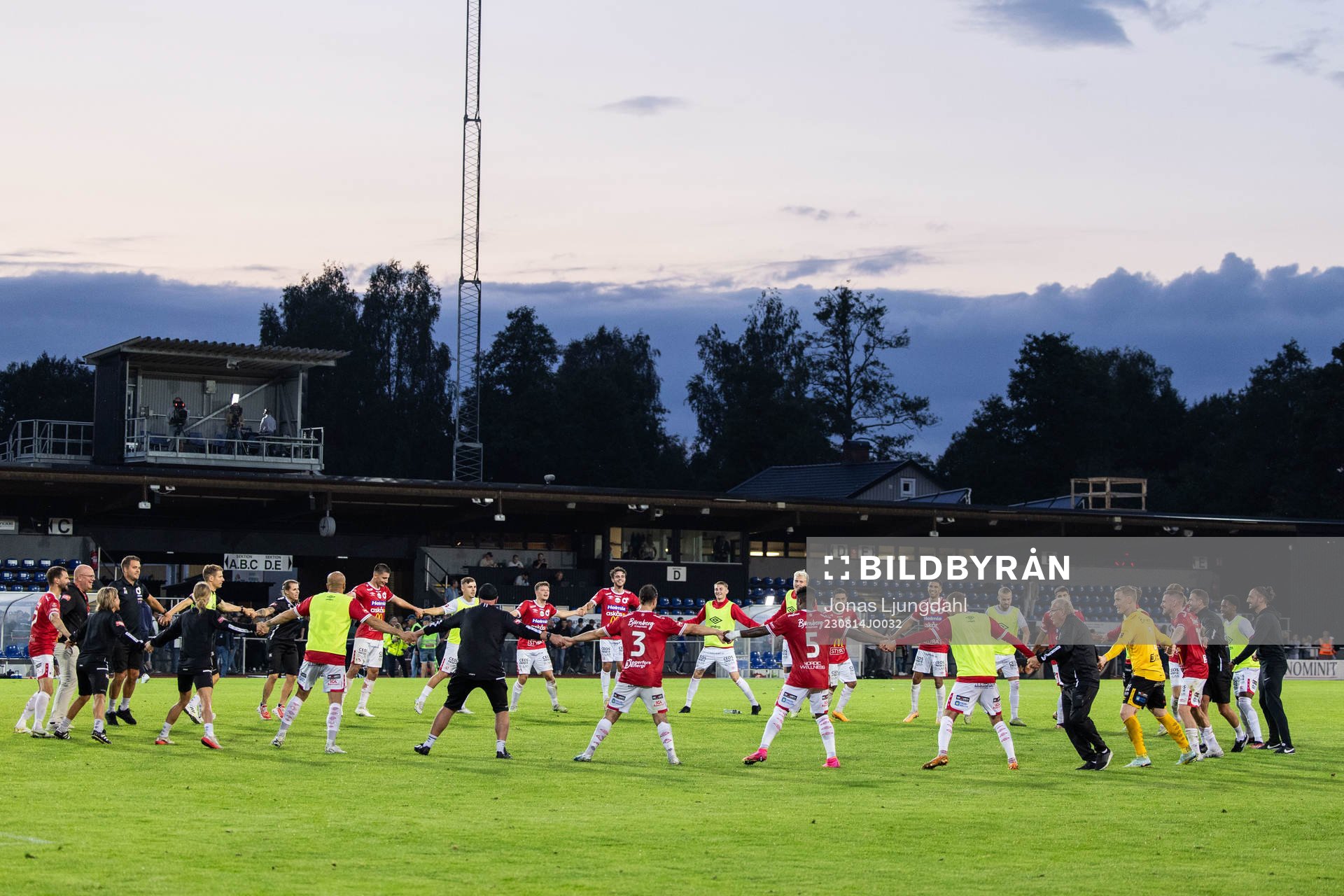 Degerfors spelare jublar