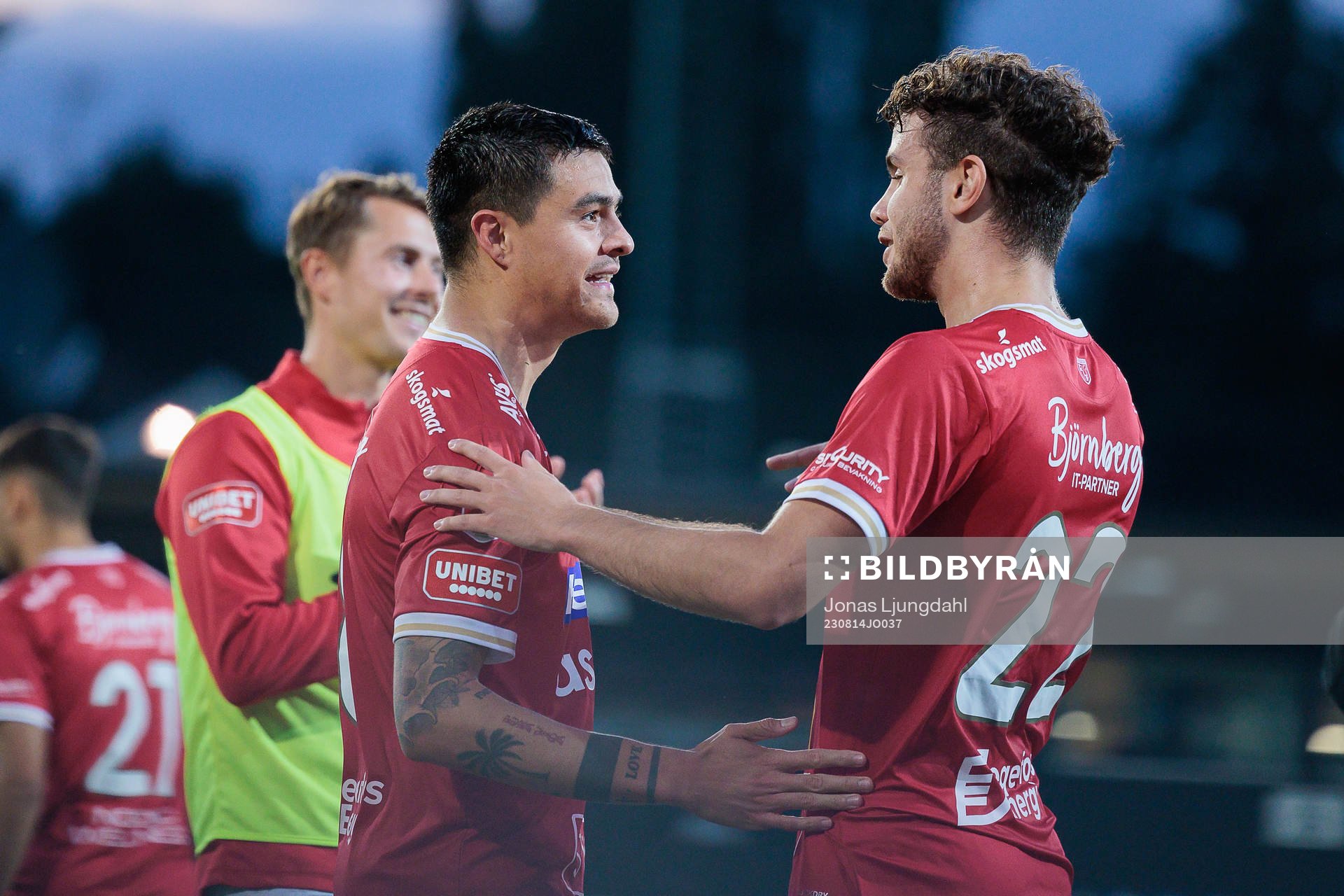 Degerfors Diego De Jesus Campos Ballestero och Justin Salmon jublar efter fotbollsmatchen i Allsvenskan mellan Värnamo och Degerfors den 14 augusti 2023 i Värnamo. 