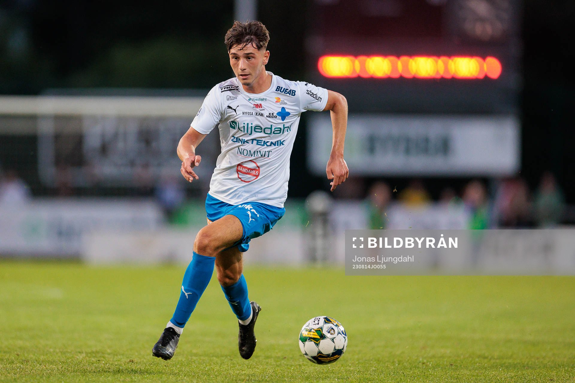 uVärnamos Kenan Bilalovic nder fotbollsmatchen i