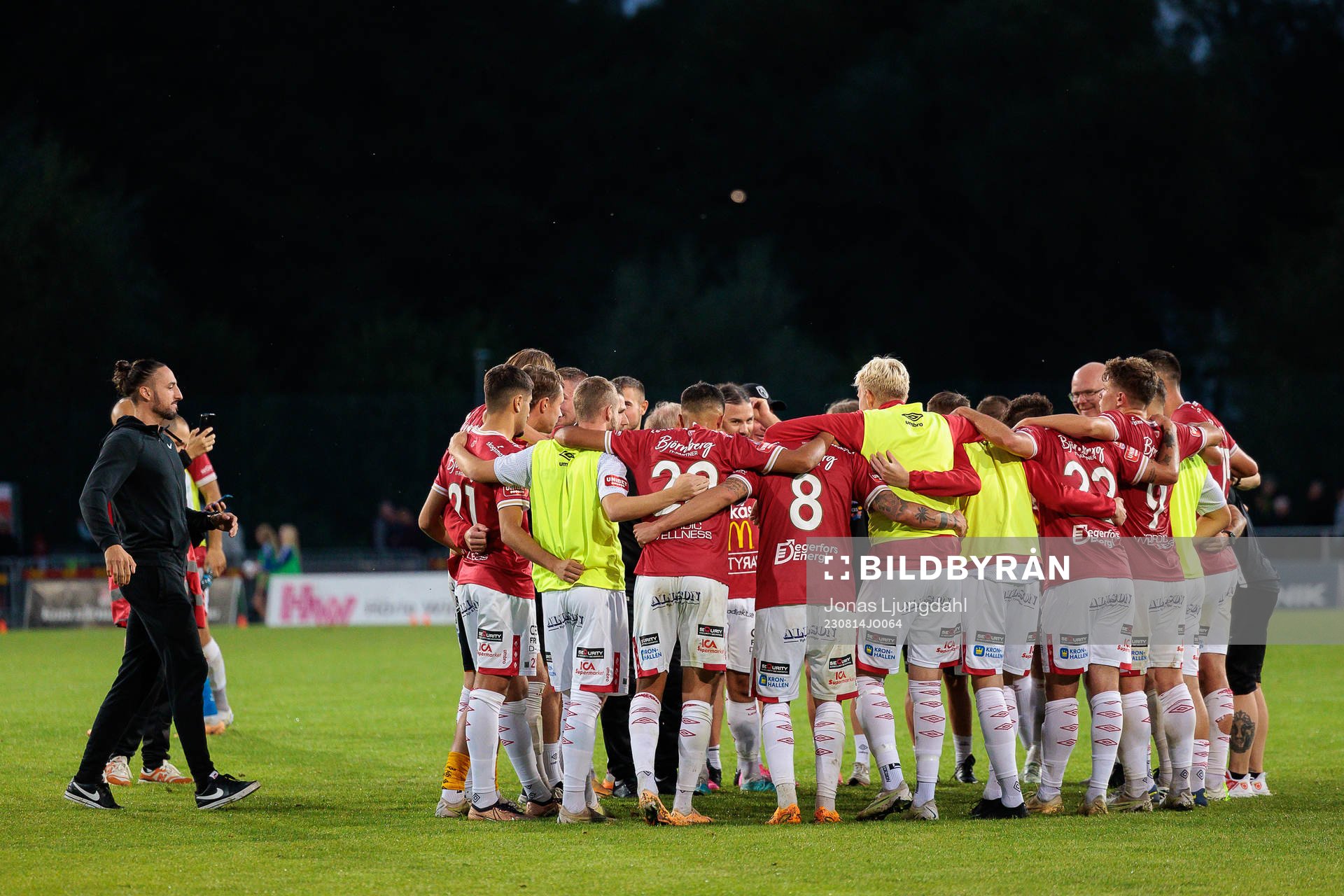 Degerfors spelare samlas på planen
