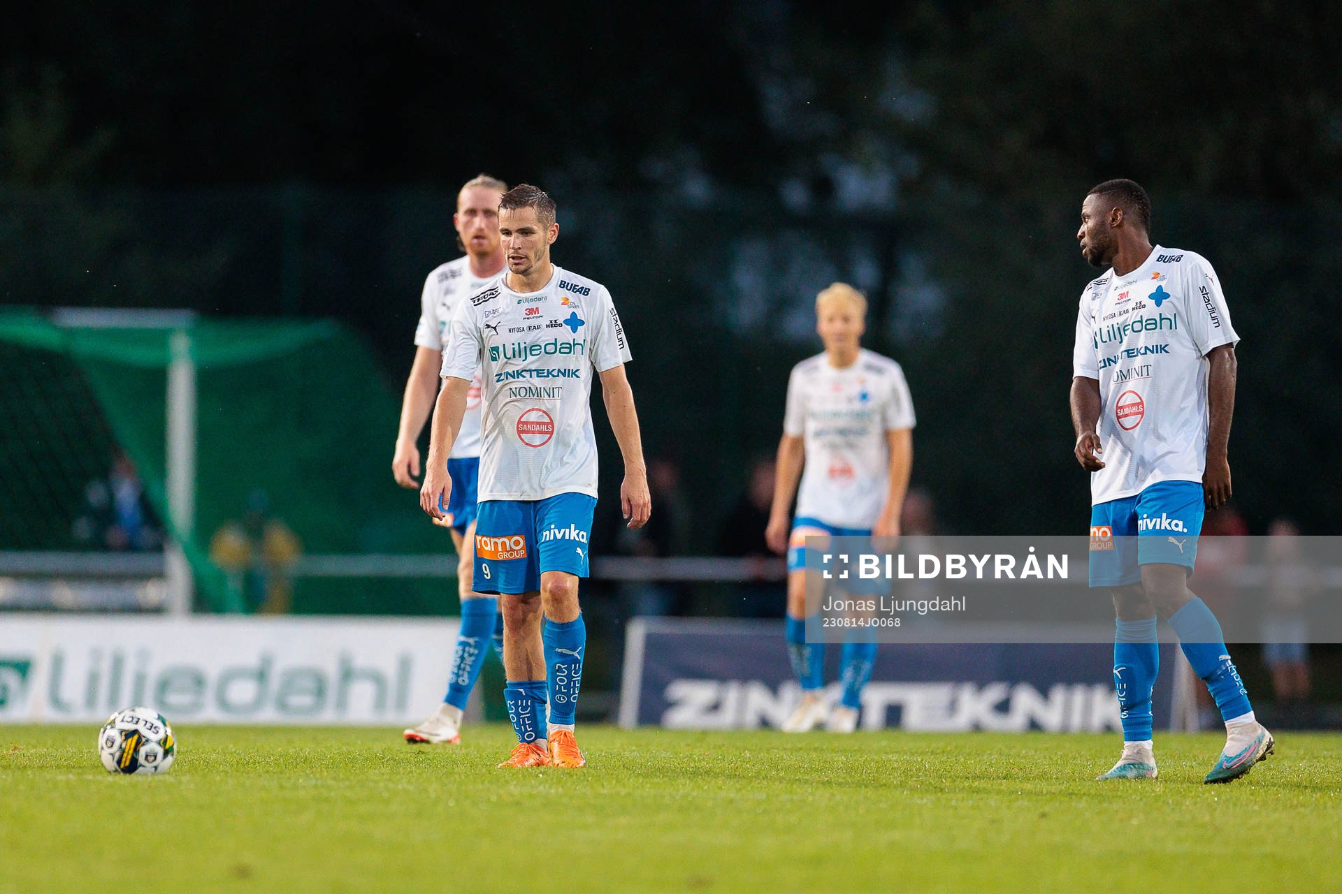 Värnamos Oscar Johansson och Johnbosco Samuel Kalu deppar