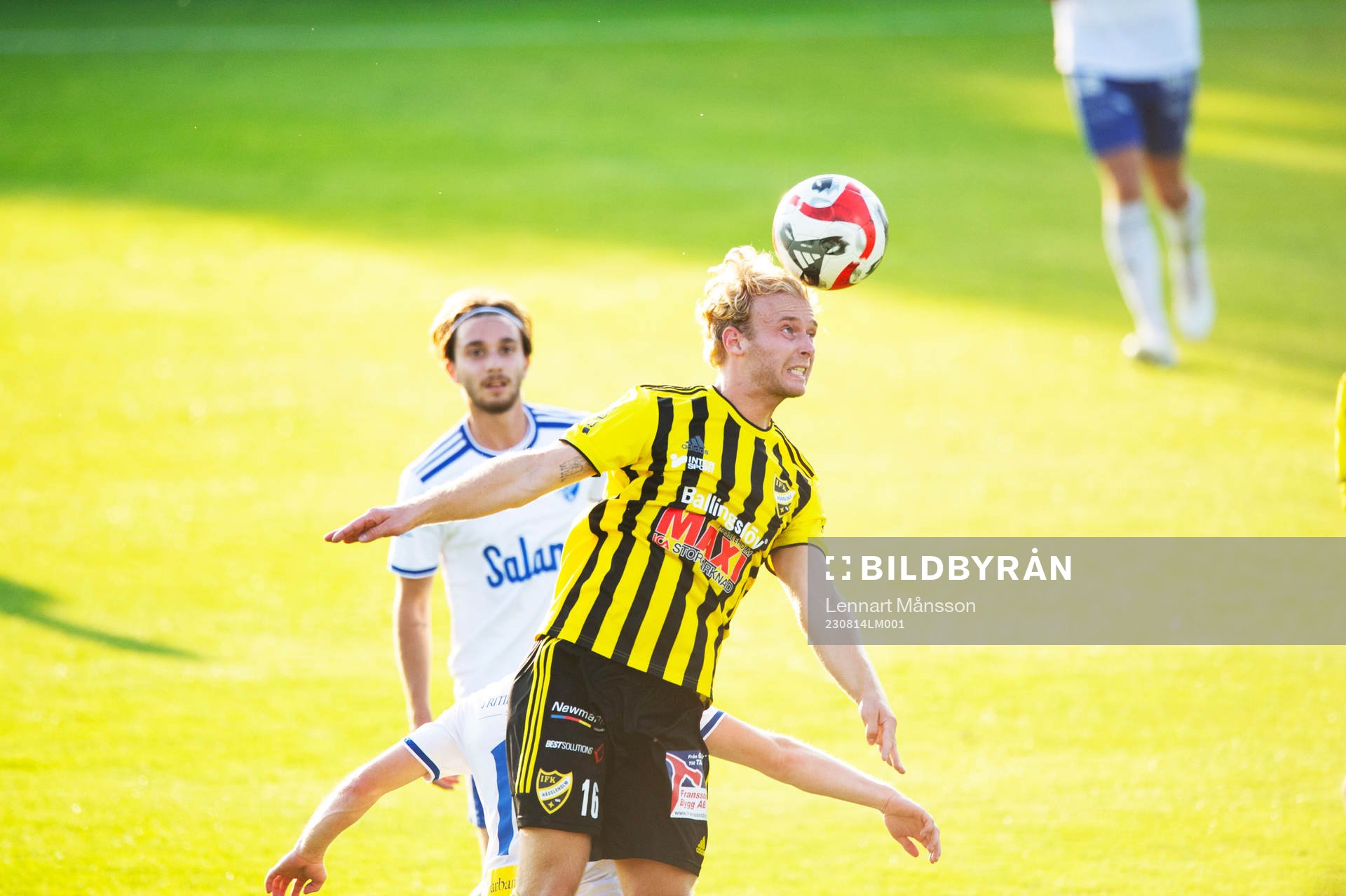 IFK Hässleholms Victor Holmberg nickduellerar i matchen i