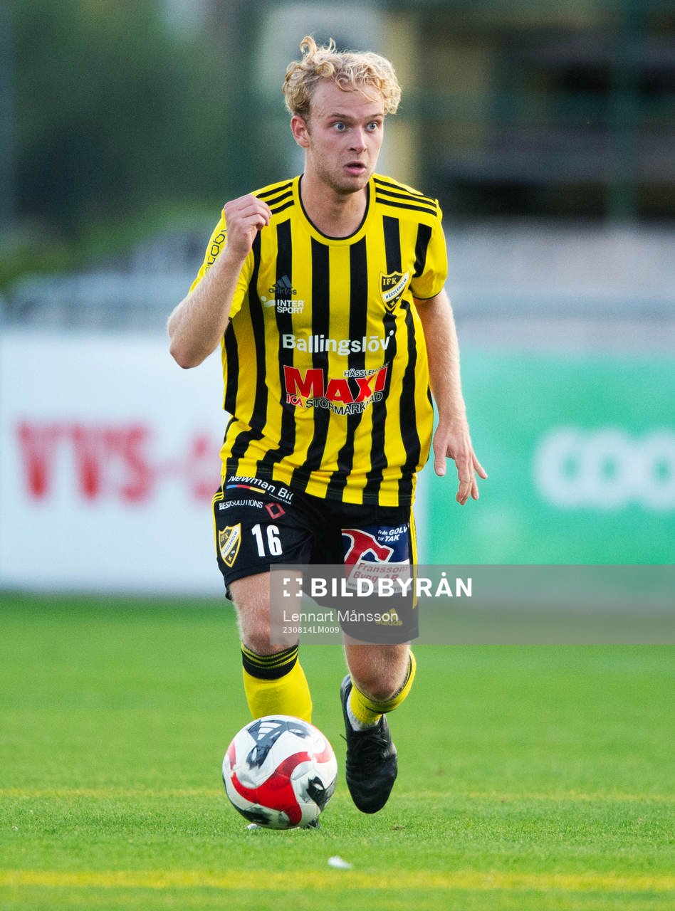 IFK Hässleholms Victor Holmberg i matchen i DM mellan IFK Hässleholm och IFK Simrishamn, i Hässleholm 14 augusti 2023.