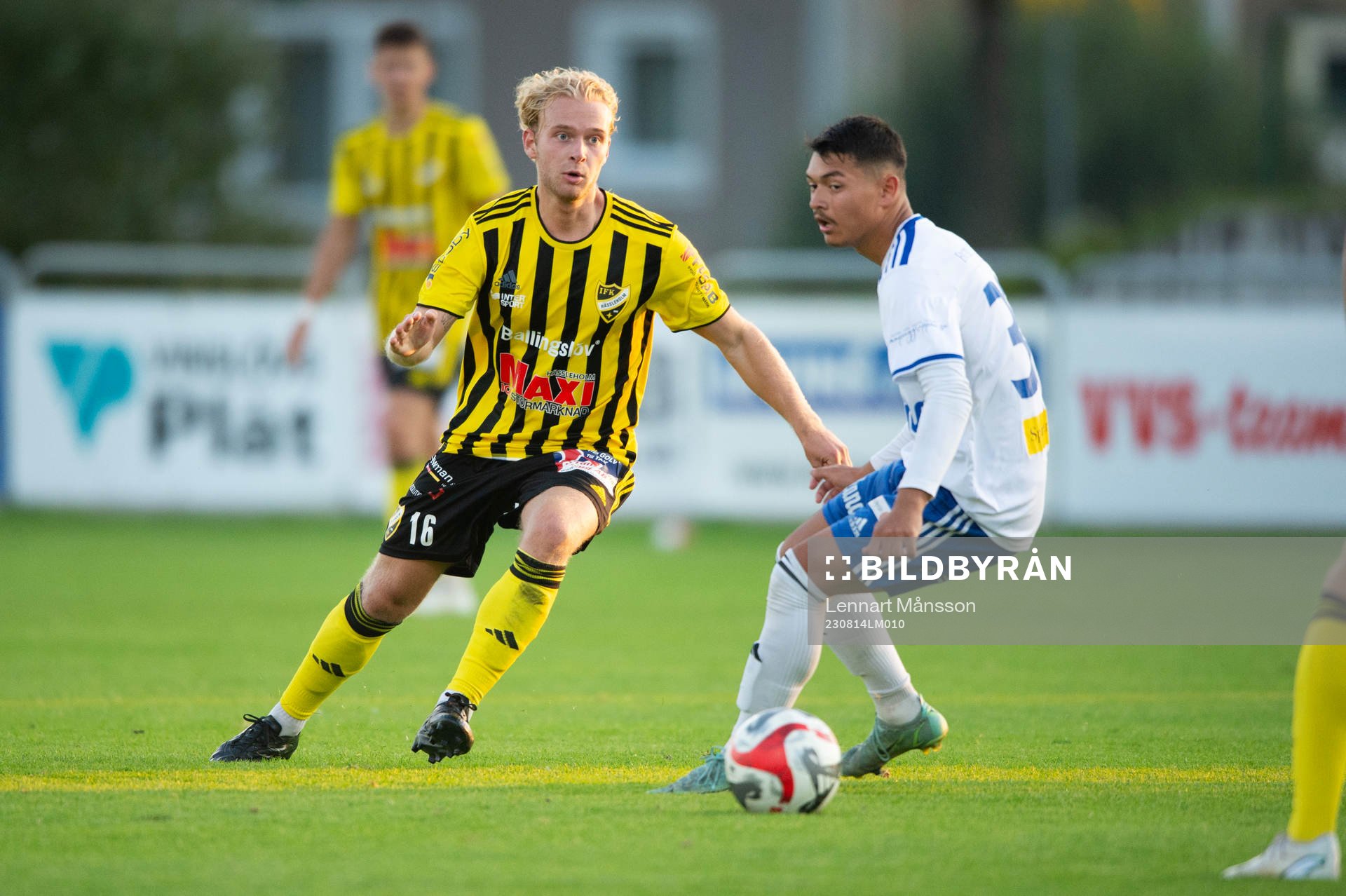 IFK Hässleholms Victor Holmberg i matchen i DM mellan IFK Hässleholm och IFK Simrishamn, i Hässleholm 14 augusti 2023.
