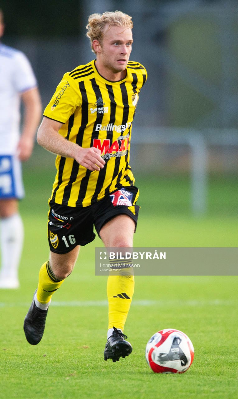 IFK Hässleholms Victor Holmberg i matchen i DM mellan IFK Hässleholm och IFK Simrishamn, i Hässleholm 14 augusti 2023.