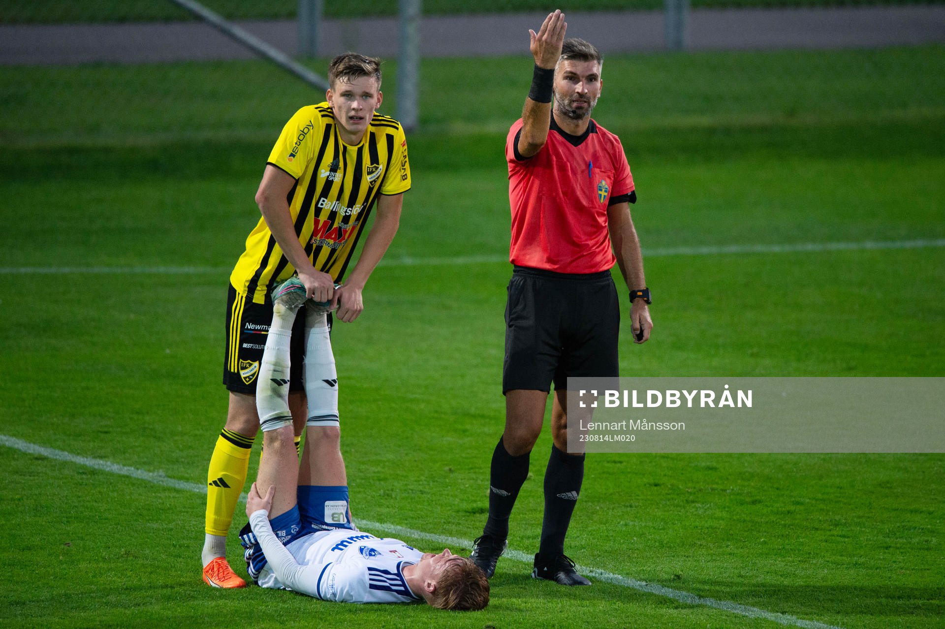 IFK Hässleholms Axel Henriksson hjälper en