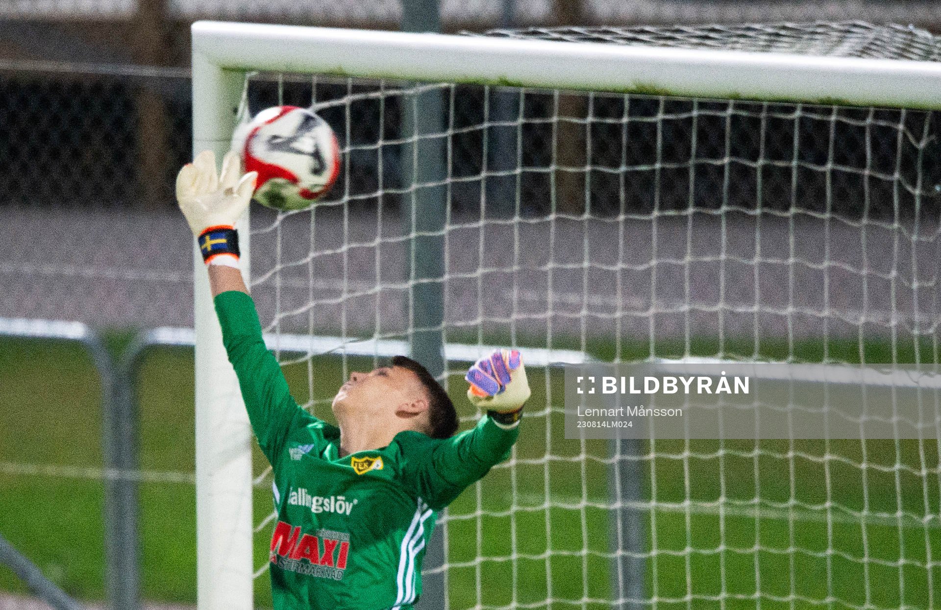 IFK Simrishamn placerar in en frispark i Hässleholms-målvakten Felix Perssons kryss i matchen i DM mellan IFK Hässleholm och IFK Simrishamn, i Hässleholm 14 augusti 2023.