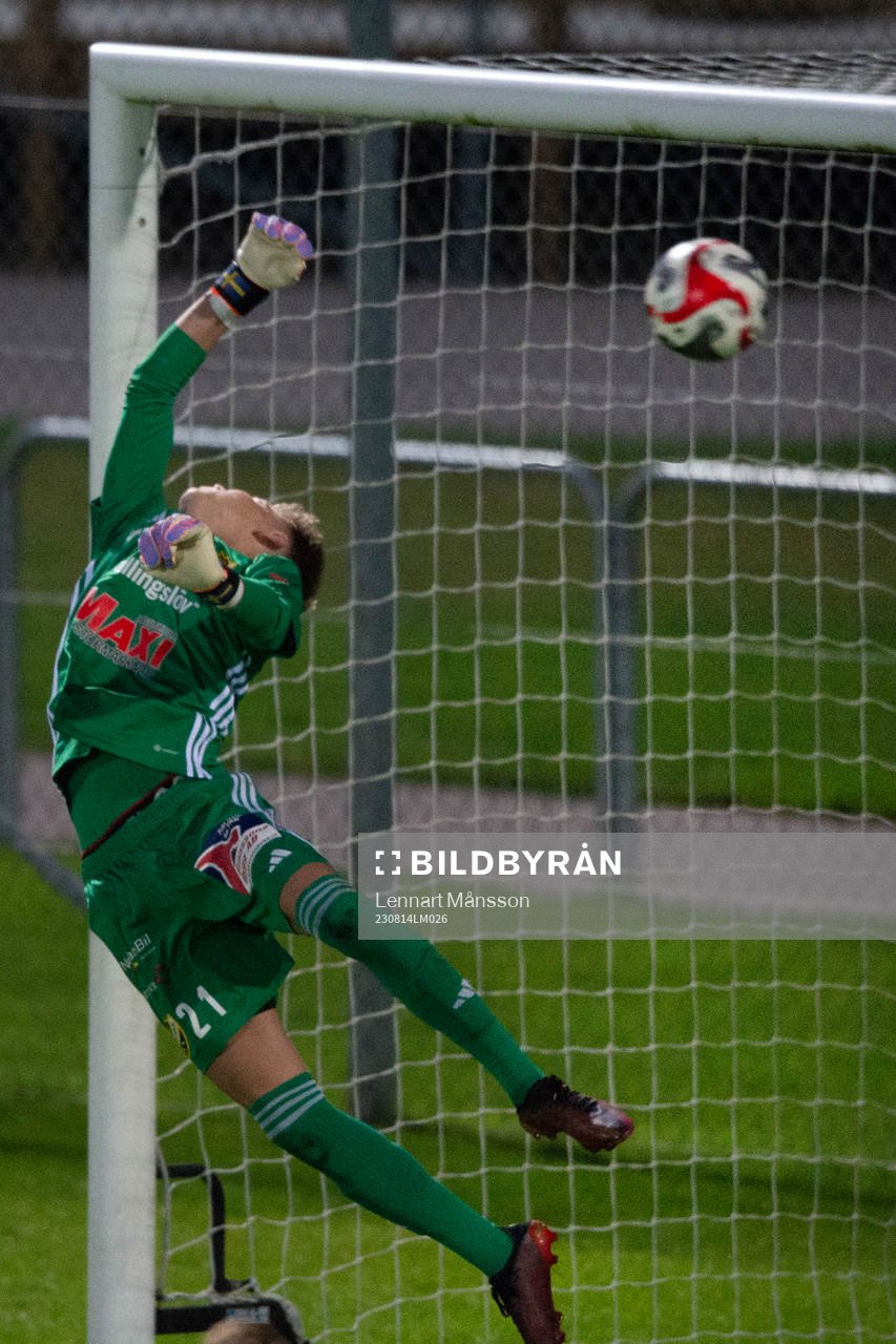 IFK Simrishamn placerar in en vinstgivande frispark i förlängningen bakom IFK Hässleholms målvakt Felix Persson i matchen i DM mellan IFK Hässleholm och IFK Simrishamn, i Hässleholm 14 augusti 2023.