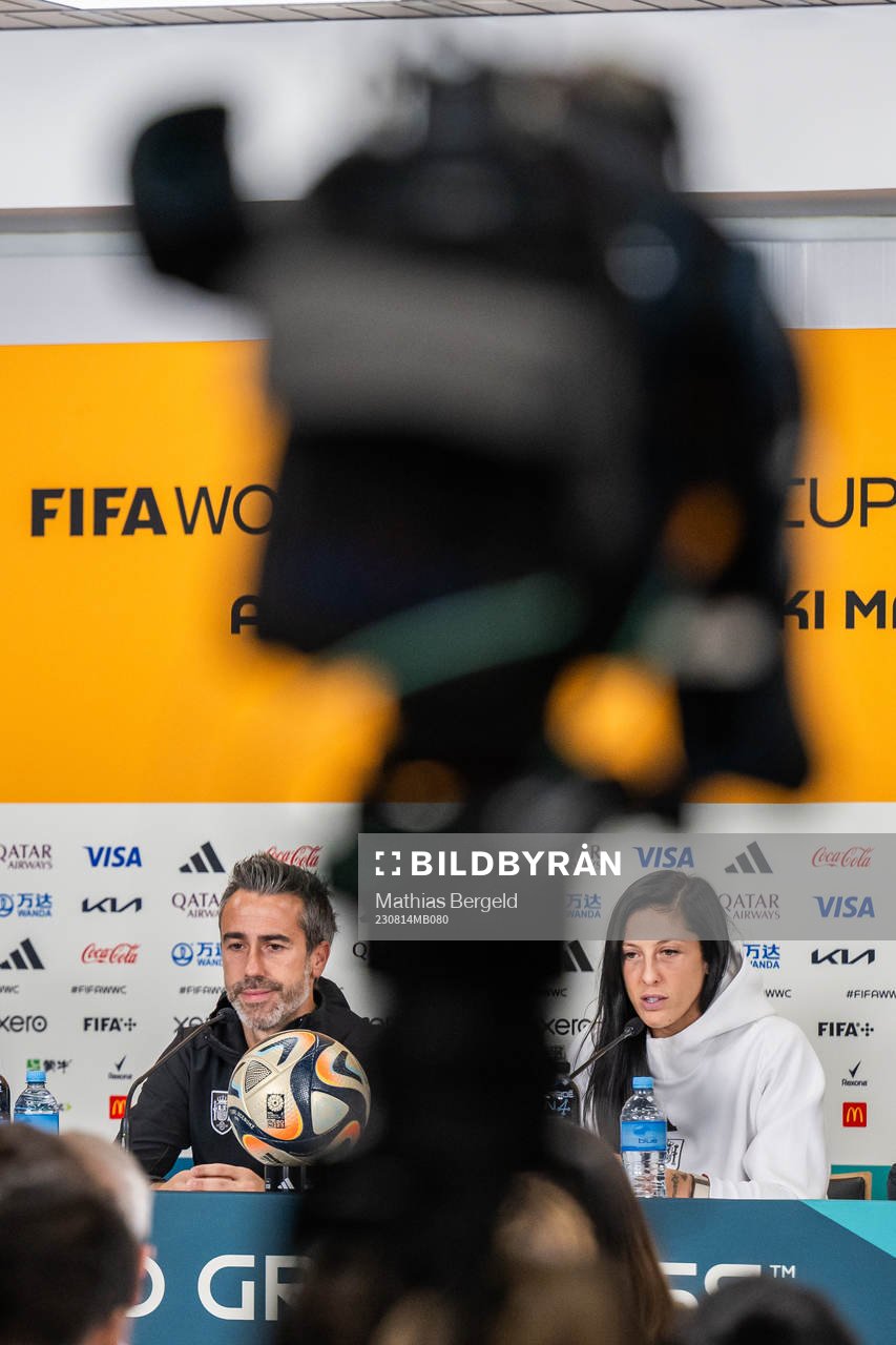 Head coach Jorge Vilda and Jennifer Hermoso of the Spanish