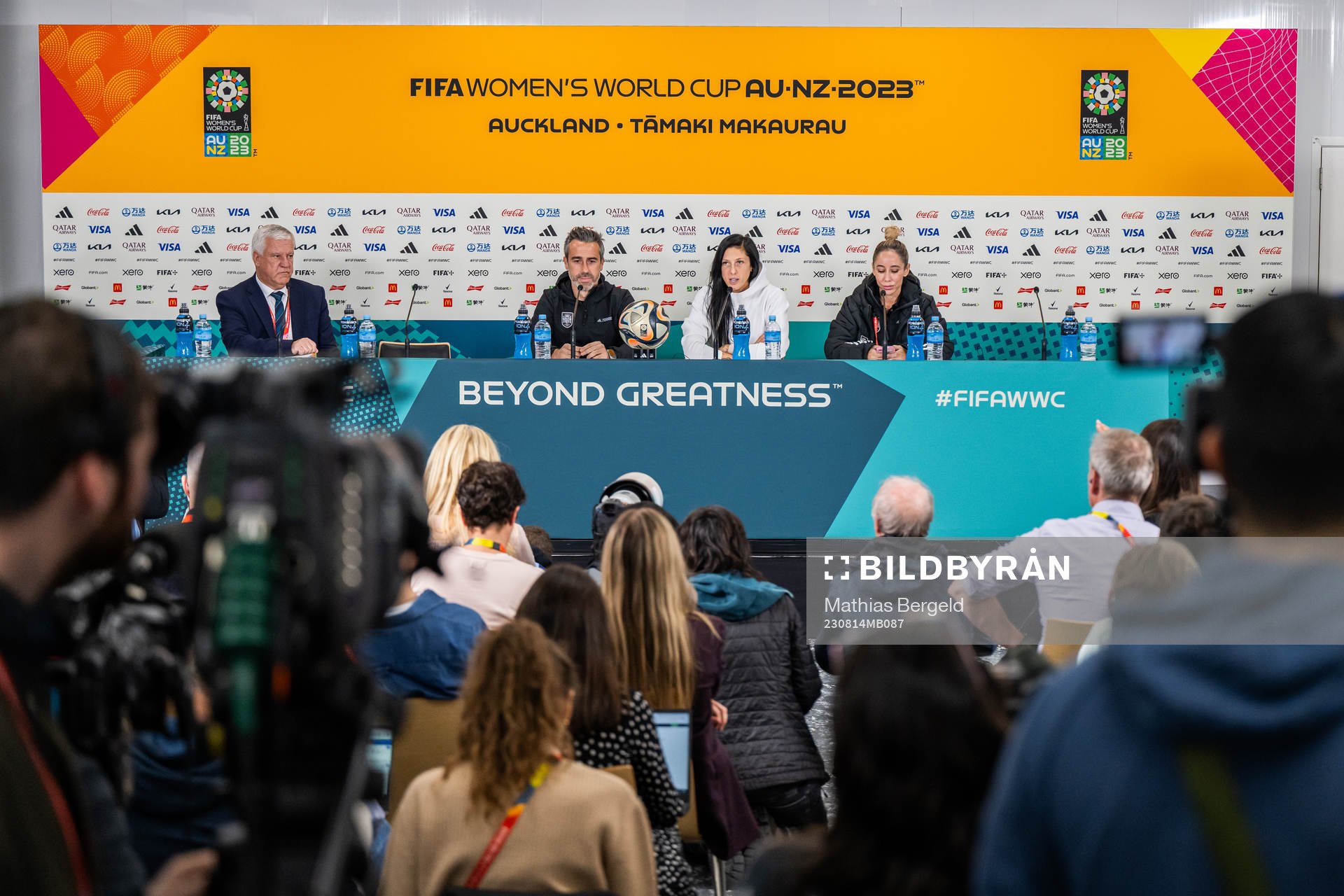 Head coach Jorge Vilda and Jennifer Hermoso of the Spanish