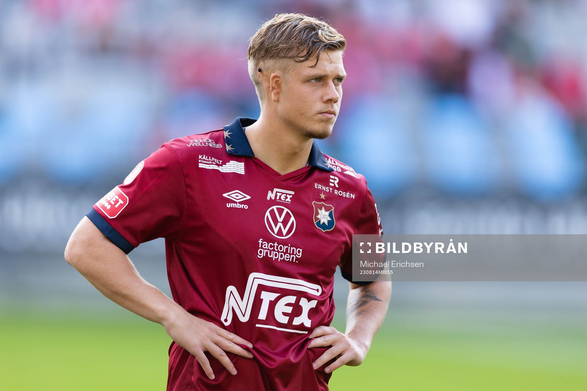 Örgrytes Kevin Holmén på line up innan fotbollsmatchen i