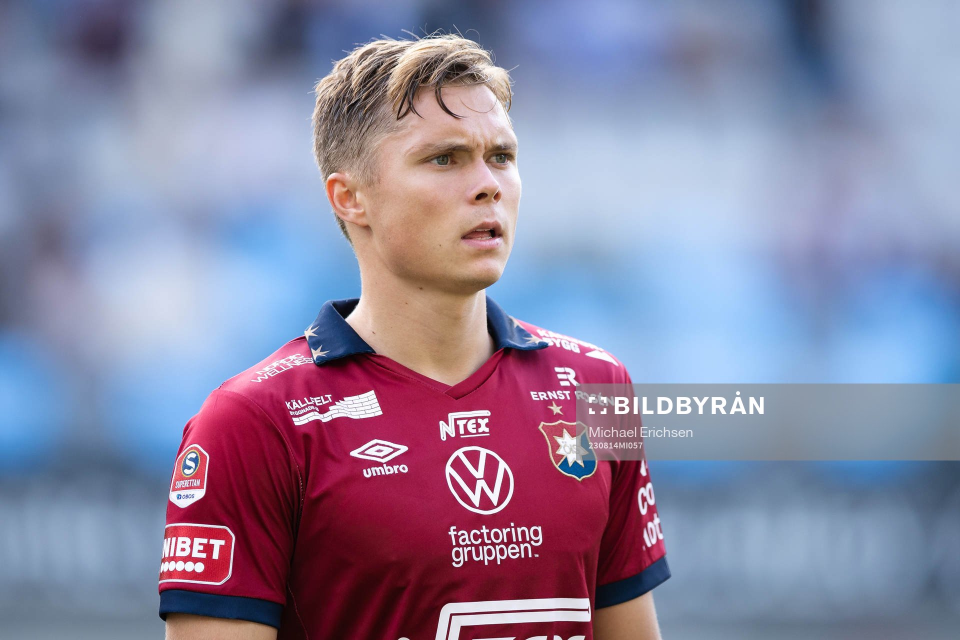Örgrytes Linus Tagesson på line up innan fotbollsmatchen
