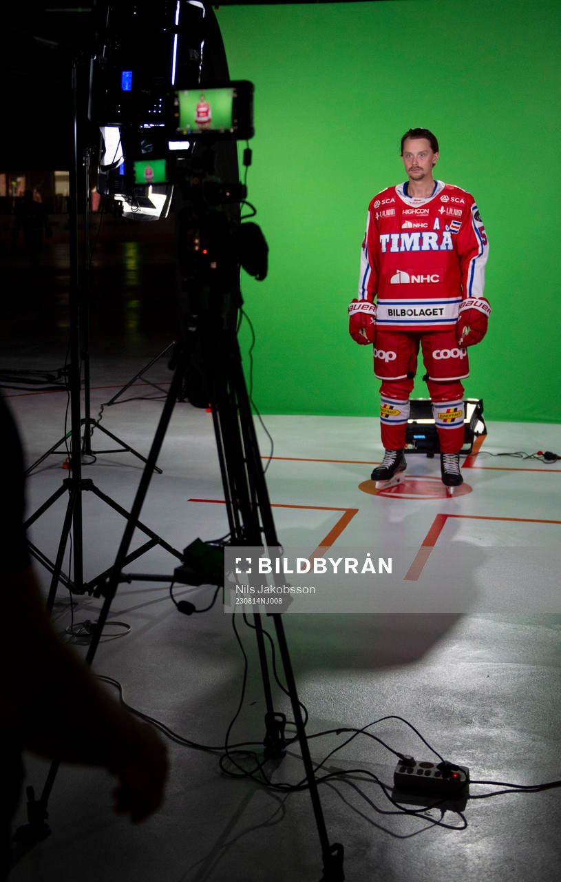 Timrås Jonathan Dahlén filmas mot en green screen