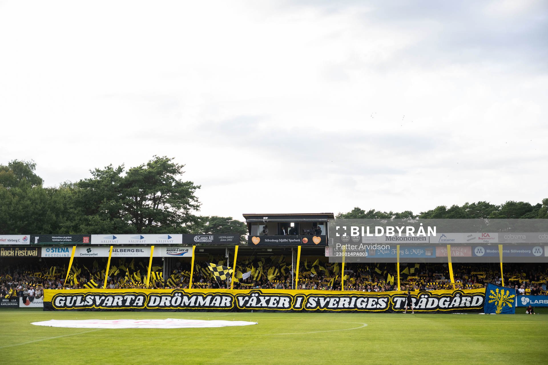 Mjällbys supportrar med tifo