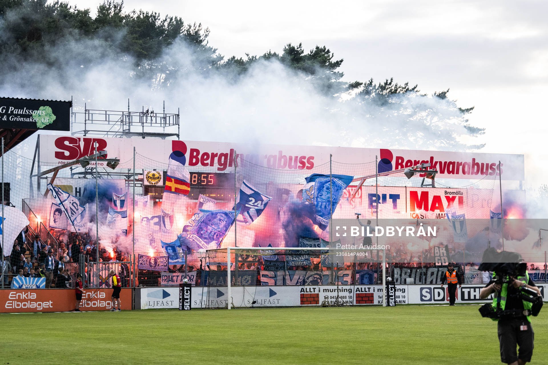 Malmö FFs supportrar med bengaliska eldar