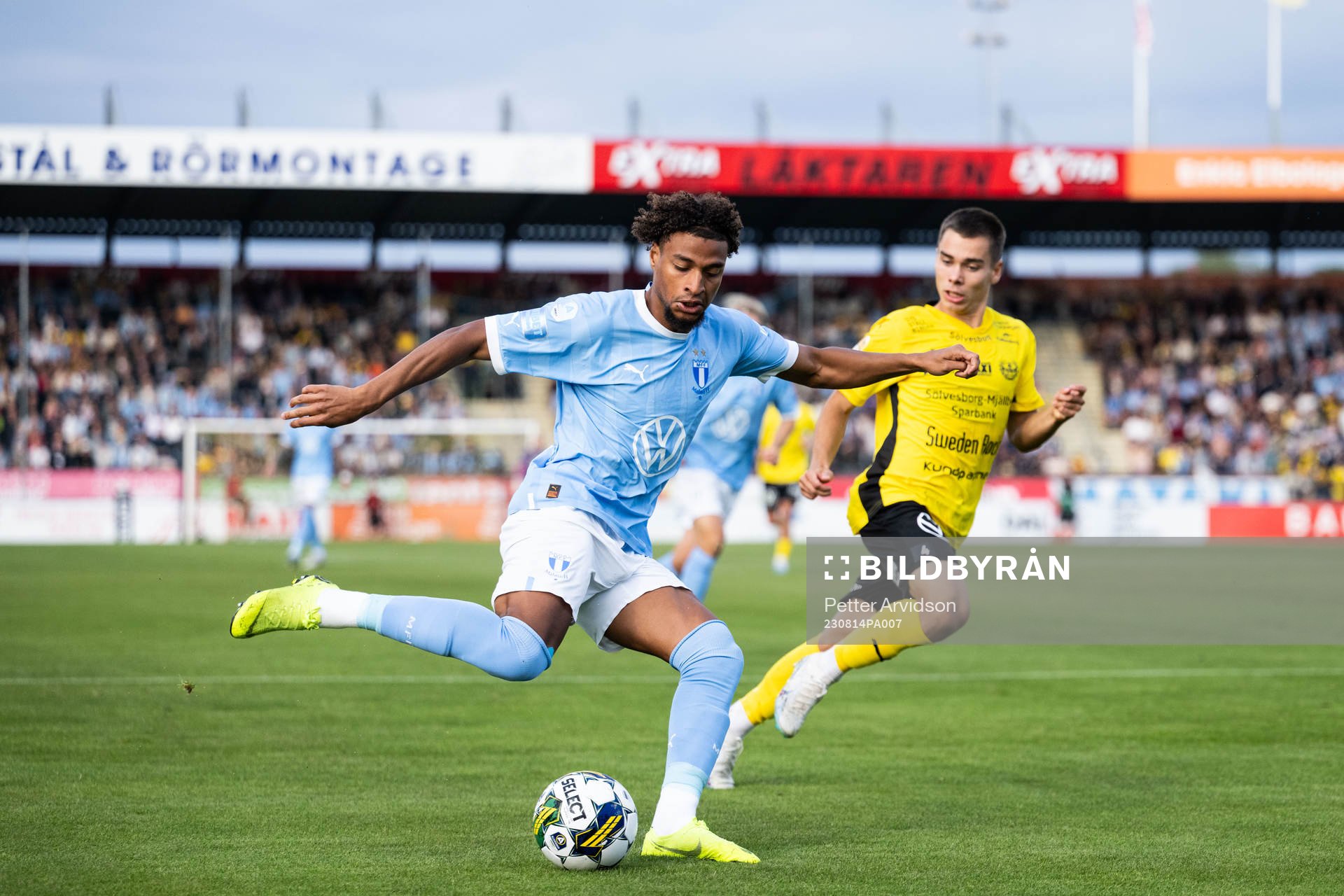 Malmö FFs Joseph Ceesay och Mjällbys Leo Walta