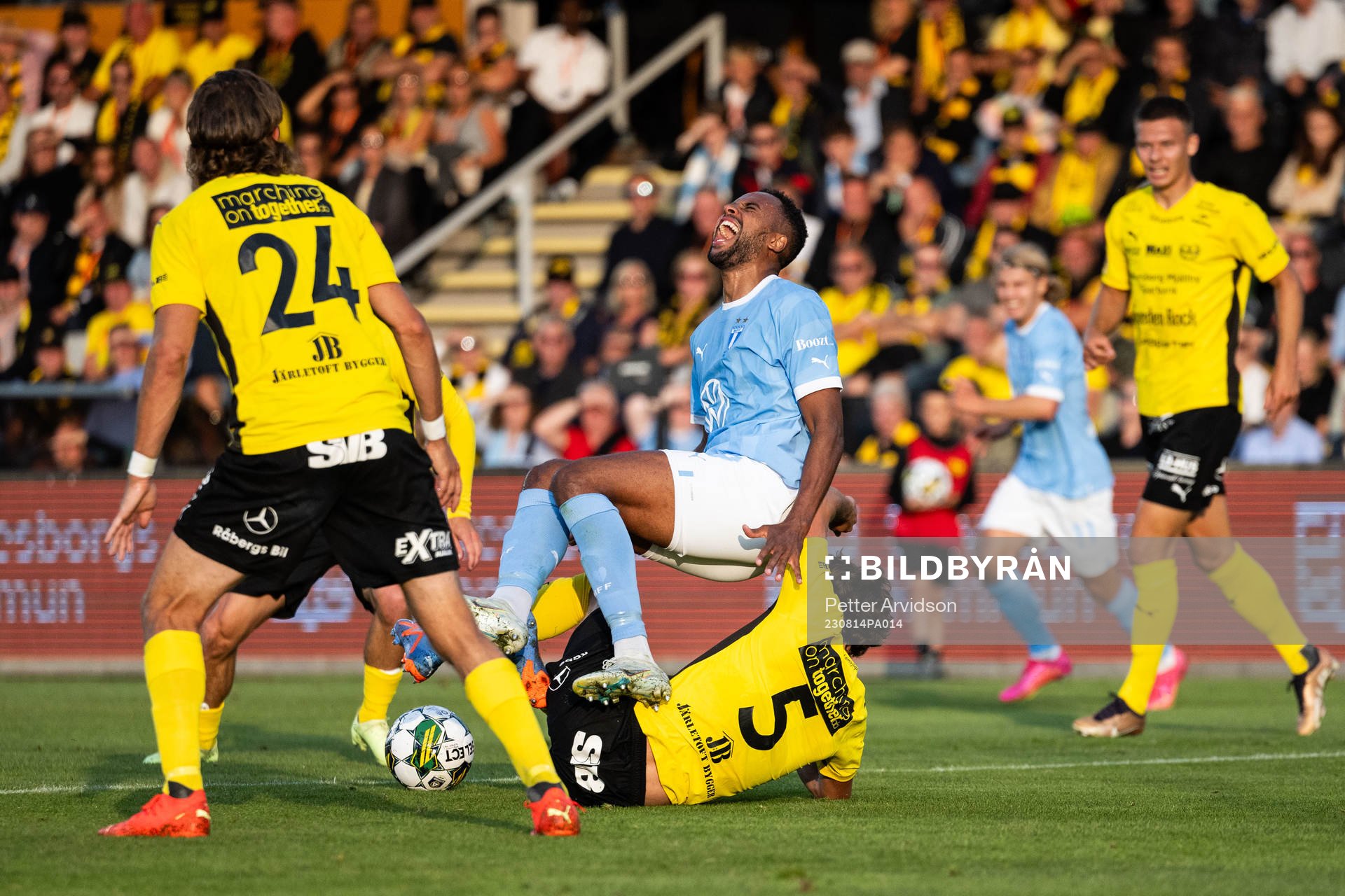 Malmö FFs Isaac Kiese Thelin och Mjällbys Colin Rösler