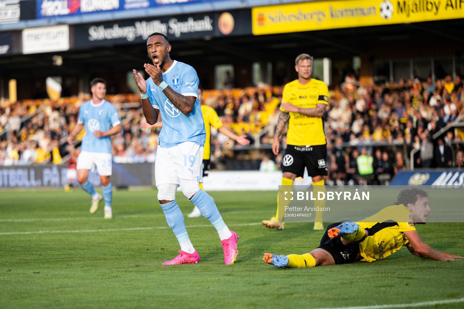 Malmö FFs Derek Cornelius deppar