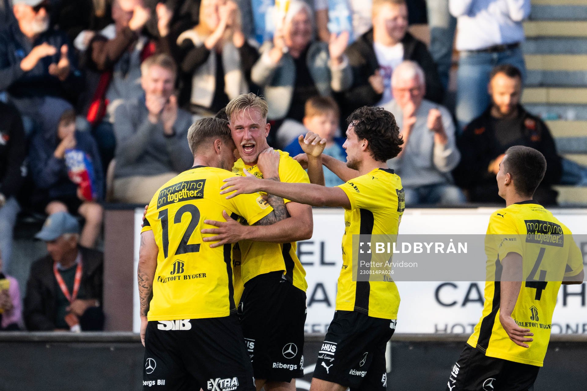 Mjällbys Herman Johansson jublar med lagkamrater