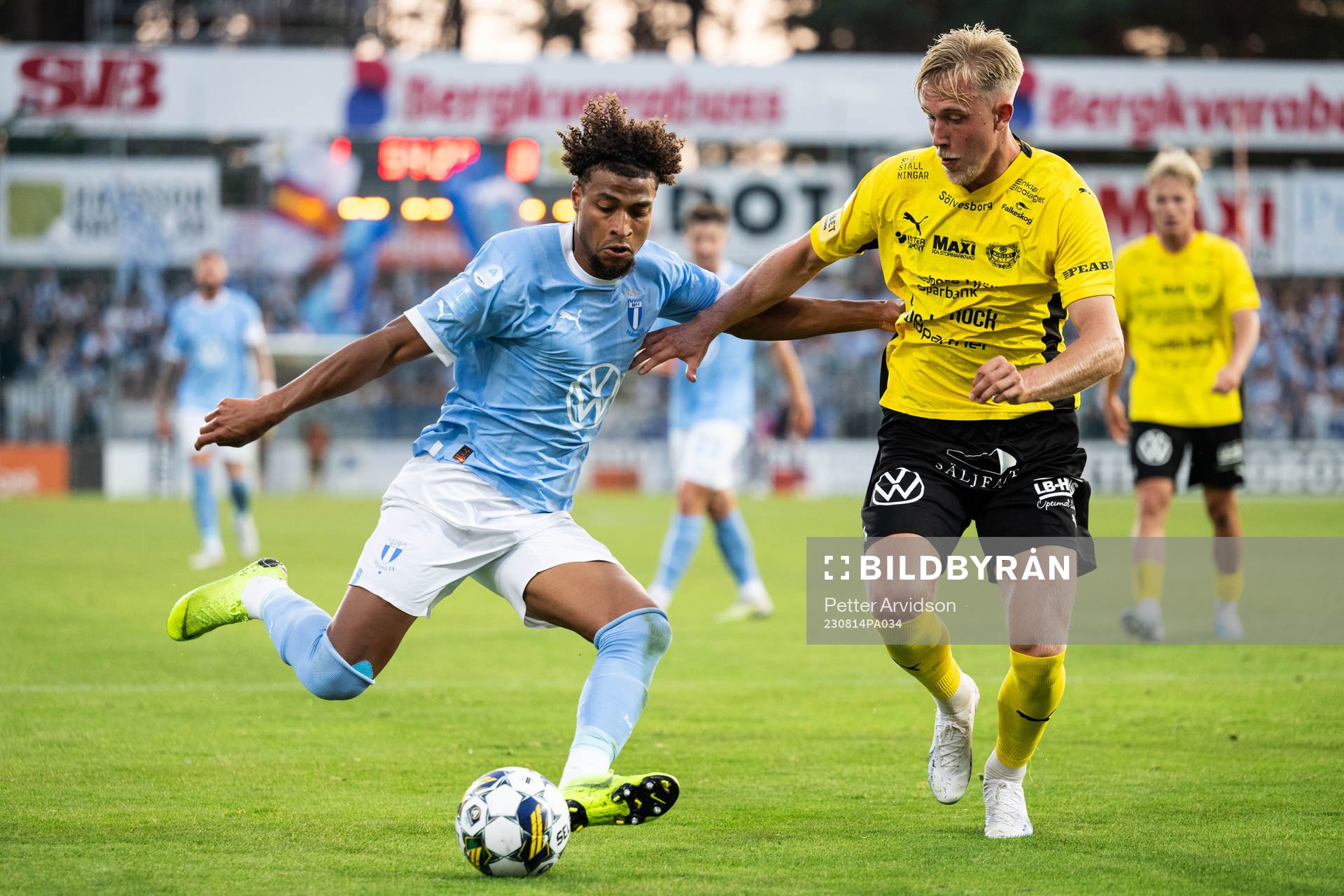 Malmö FFs Joseph Ceesay och Mjällbys Herman Johansson