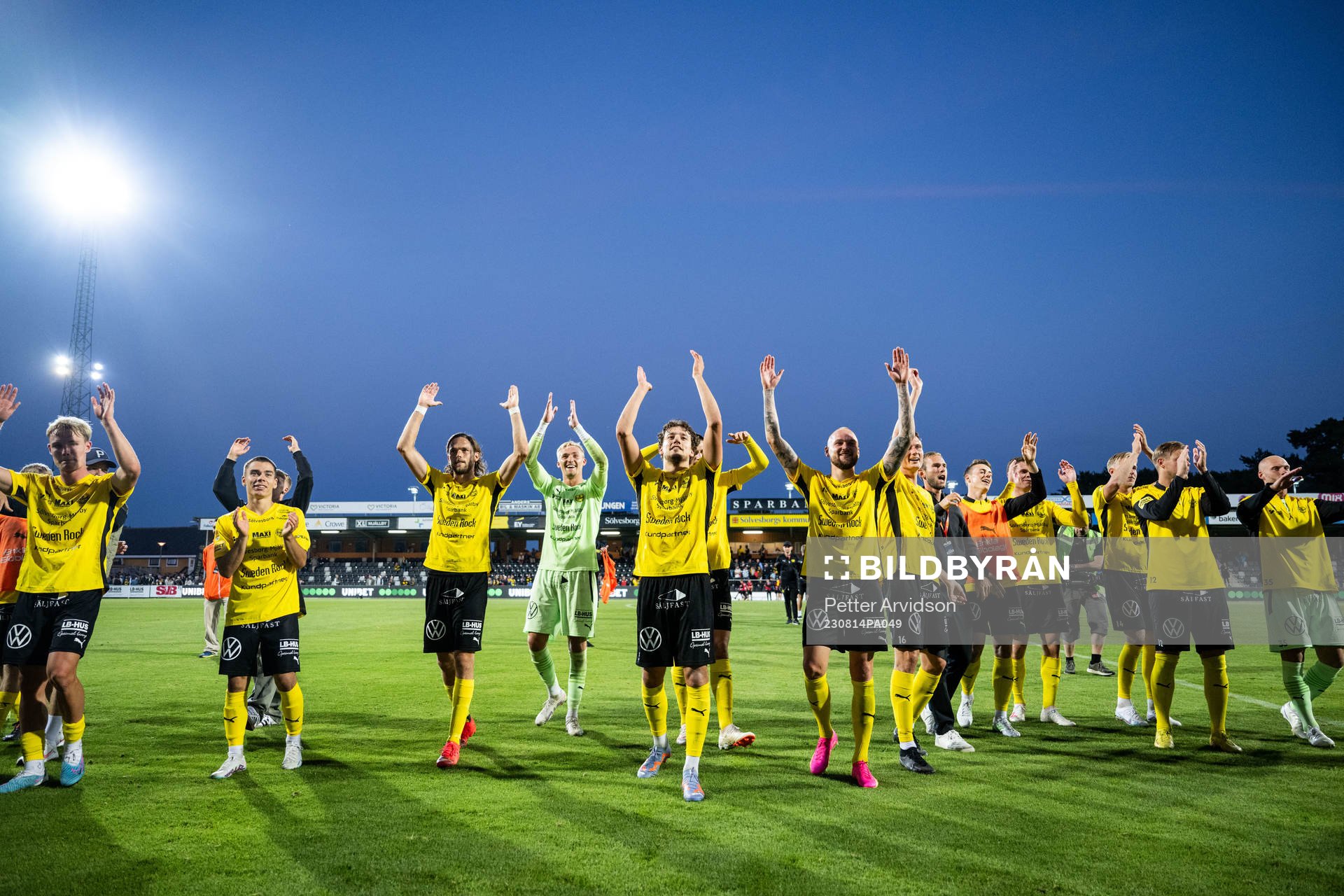 Mjällbys spelare jublar