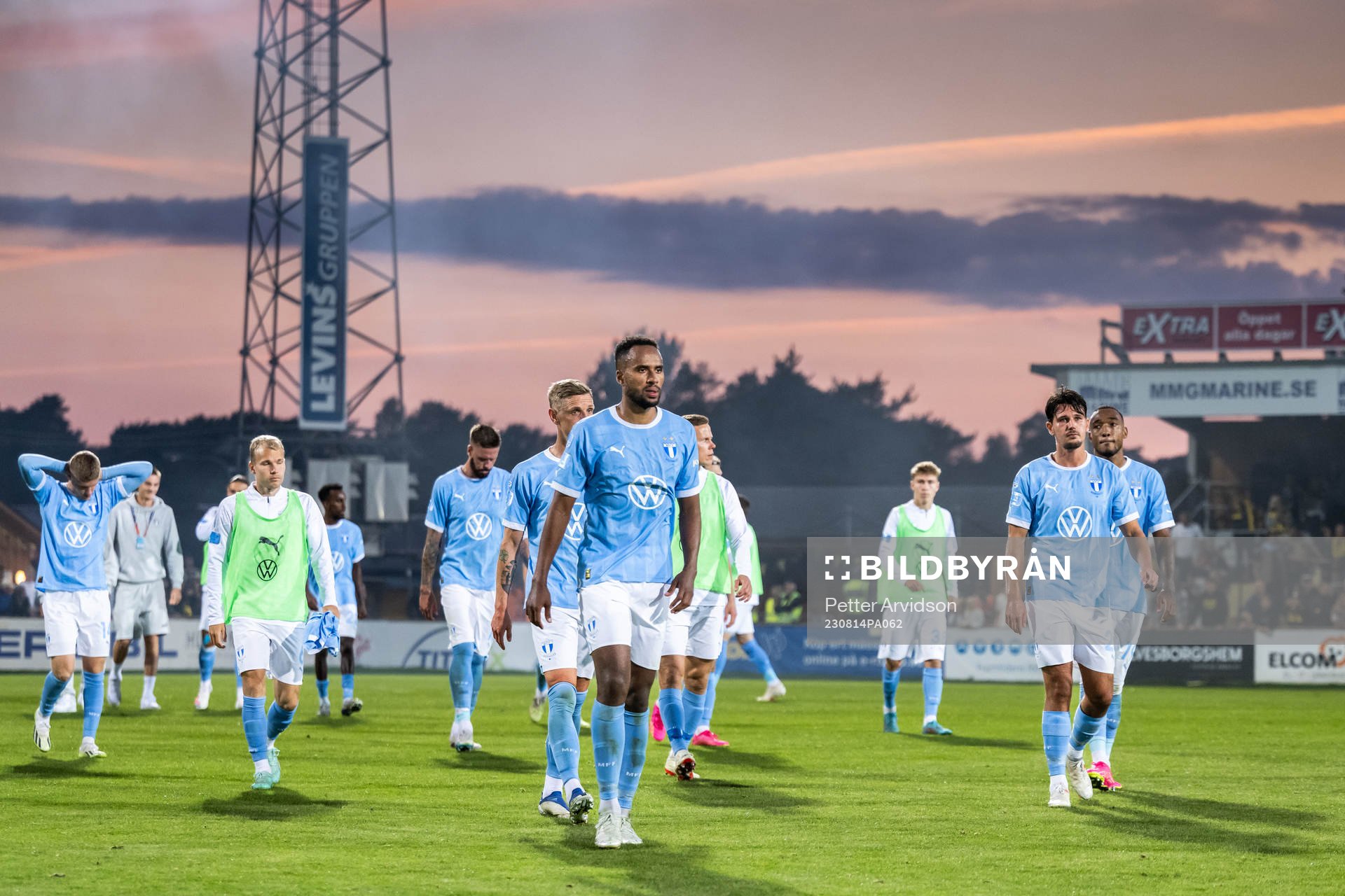 Malmö FFs spelare med Isaac Kiese Thelin (m) deppar