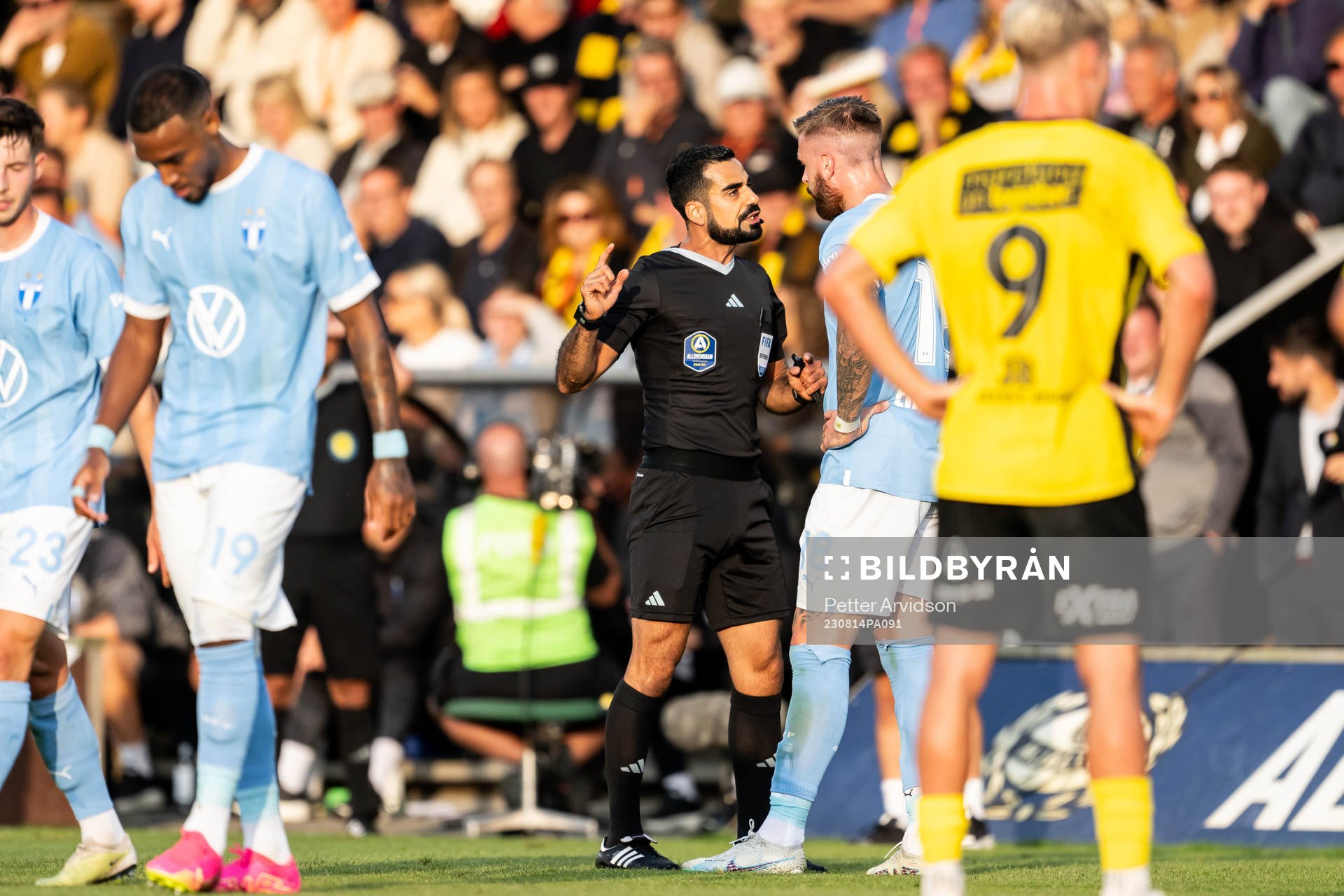 Domare Mohammed Al-Hakim i samtal med Malmö FFs Pontus
