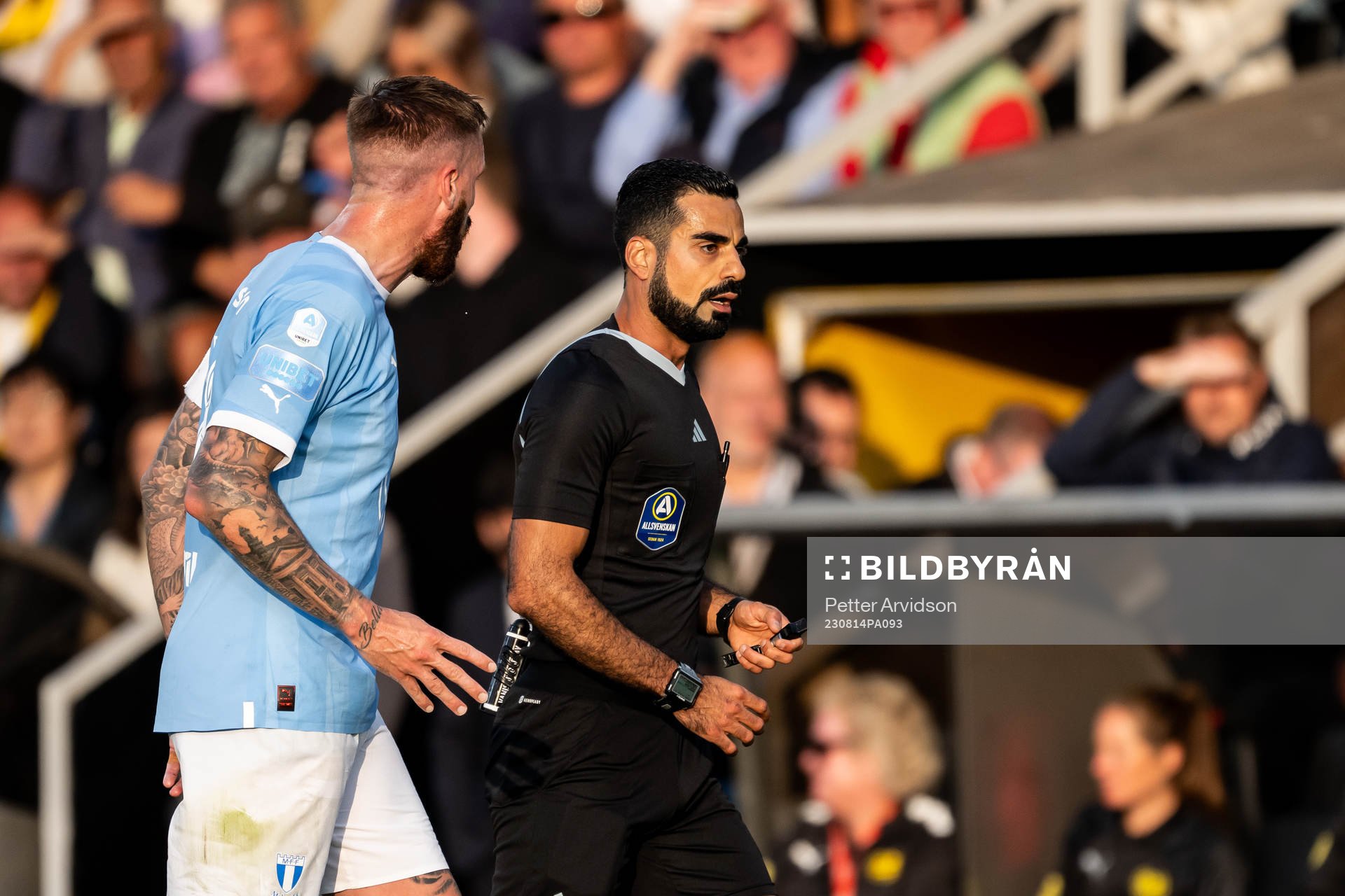 Domare Mohammed Al-Hakim i samtal med Malmö FFs Pontus
