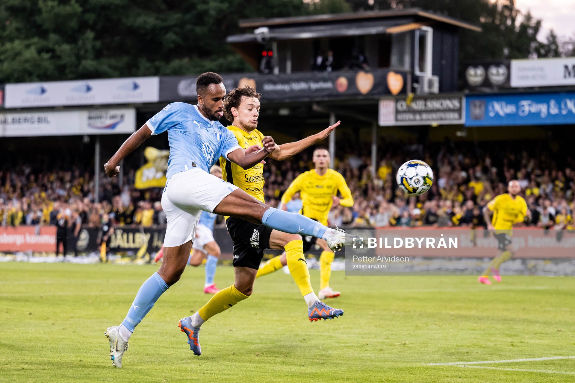 Malmö FFs Isaac Kiese Thelin och Mjällbys Colin Rösler