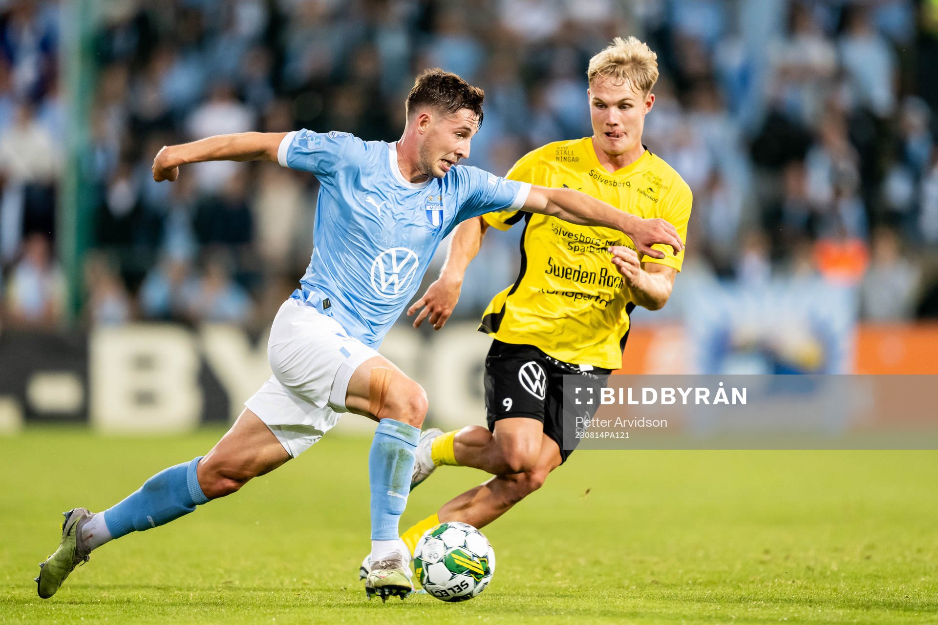 Malmö FFs Lasse Berg Johnsen och Mjällbys Max Fenger
