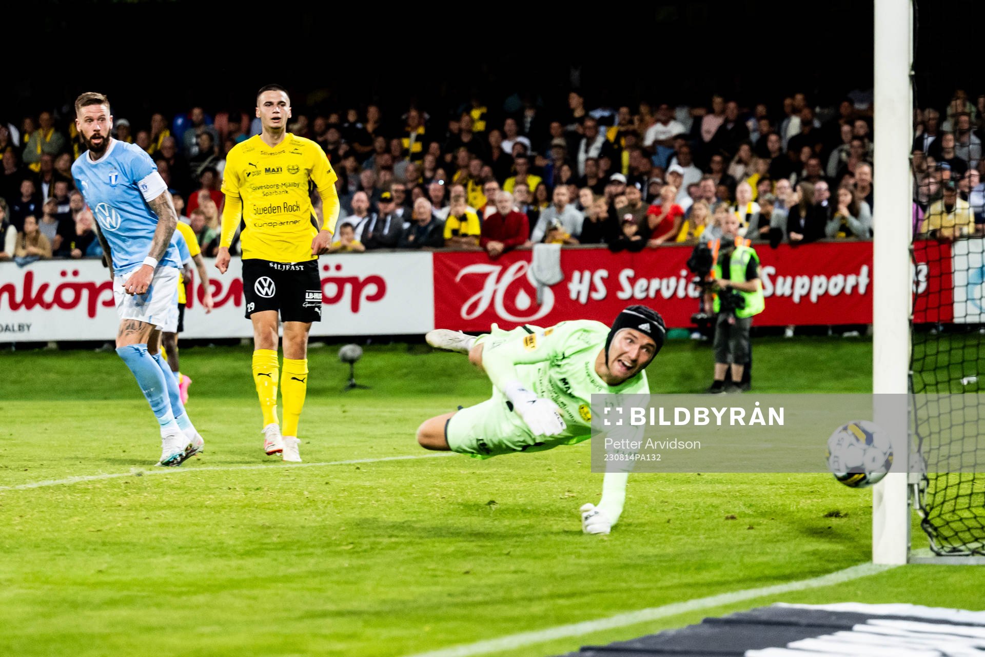 Malmö FFs Pontus Jansson och Mjällbys Noah Eile och
